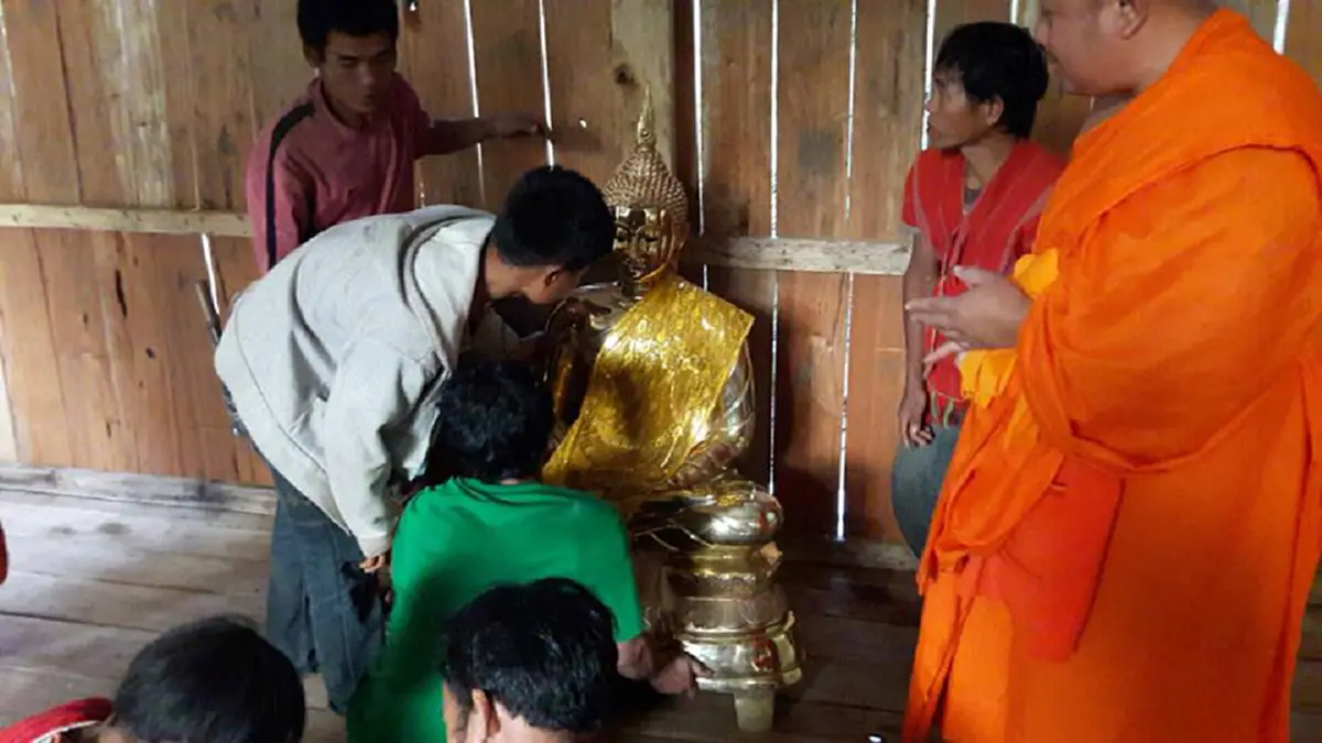 ศรัทธาในพระพุทธศาสนา!!  คณะพระสงฆ์ธรรมจาริก เดินทางขึ้นเขา นำ"พระพุทธรูป" มอบให้ชาวกะเหรี่ยง บ้าน"มอคี" (ชมคลิป)