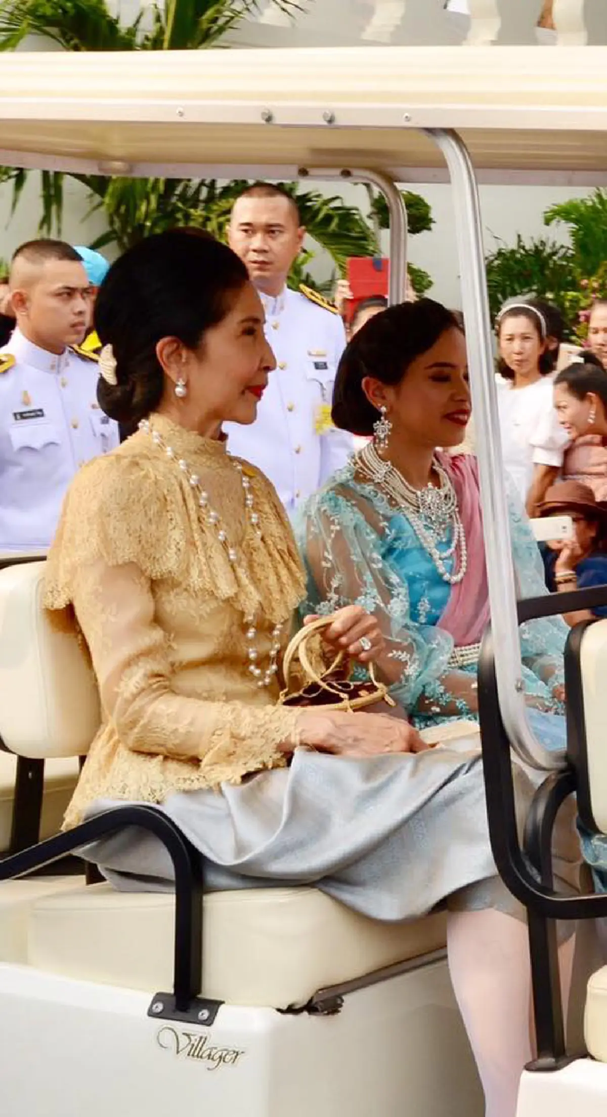 ทรงพระสิริโฉมงดงาม..คุณใหม่ สิริกิติยา เจนเซ่น สวมชุดไทยสมัย ร.5 ร่วมเปิดงานย้อนยุค \" อุ่นไอรัก คลายความหนาว\"