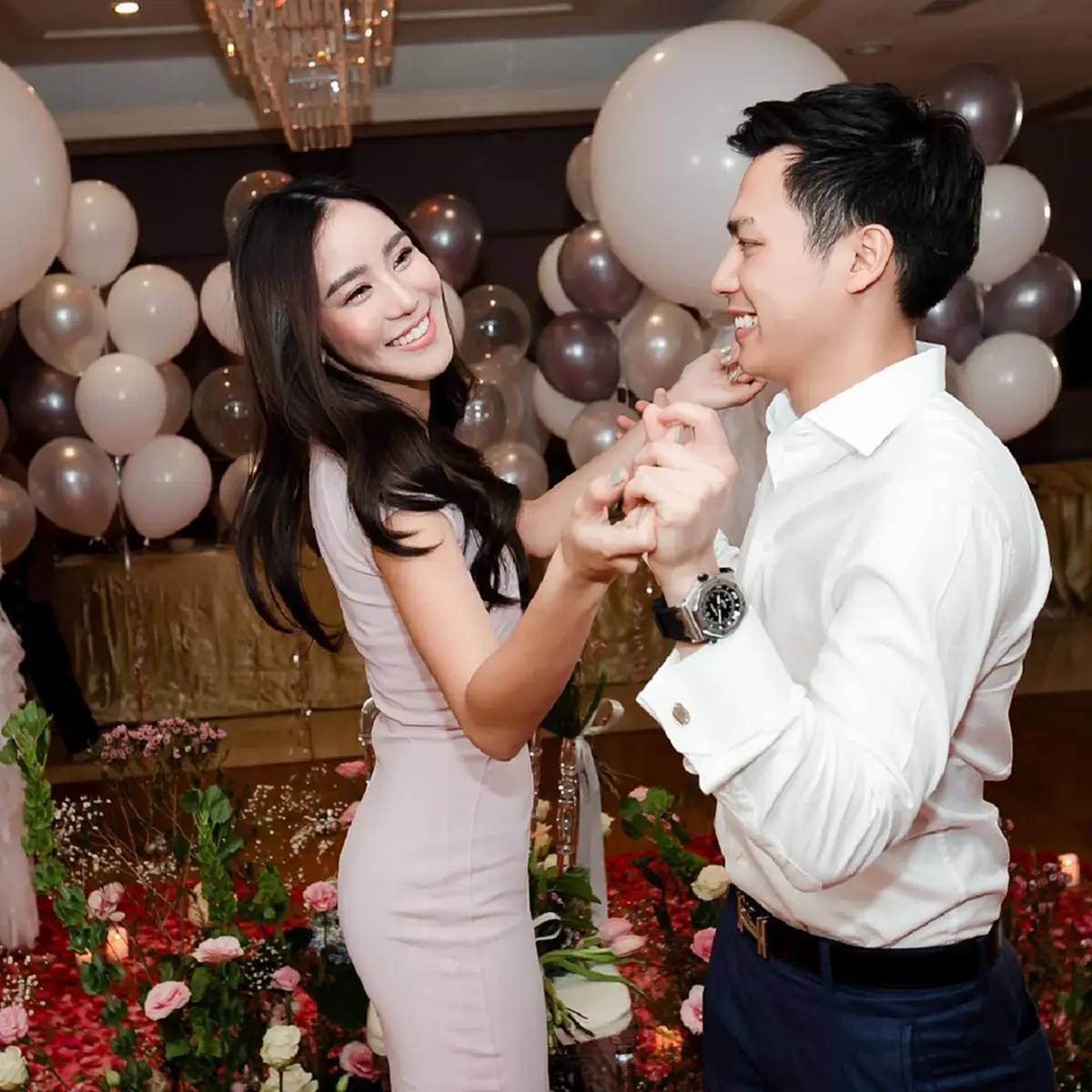 เตรียมตัวสละโสดไปอีกคู่แล้ว!! "ไฮโซเคน" ทำเซอร์ไพรส์สาว "ขนมจีน" คุกเข่าขอแต่งงาน (คลิป)