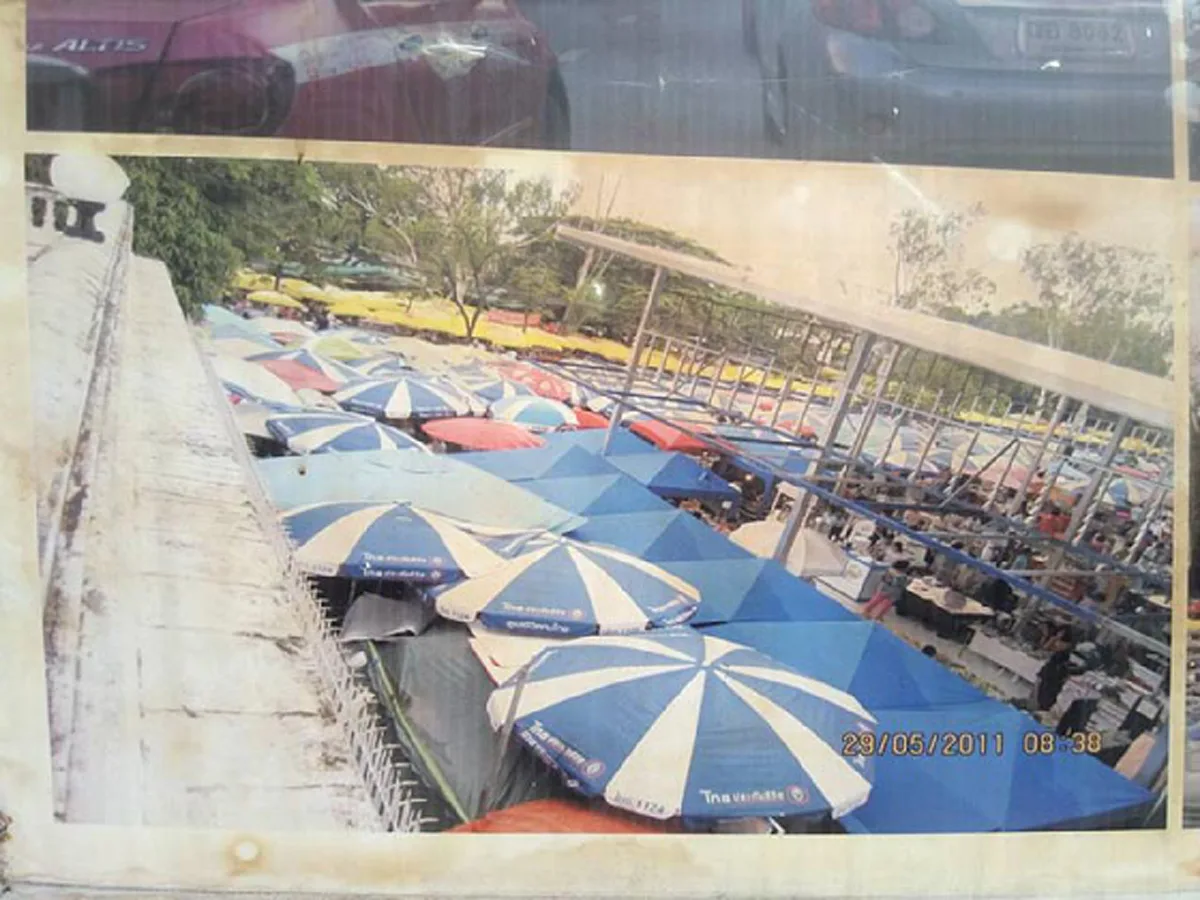 เปิดภาพเก่า !!! หน้าบ้านป้าทุบรถเมื่อปี 54 แม่ค้าพ่อค้าตั้งเต้นท์ขายของเรียงเป็นตับ มองไม่เห็นทางเข้าออกบ้าน