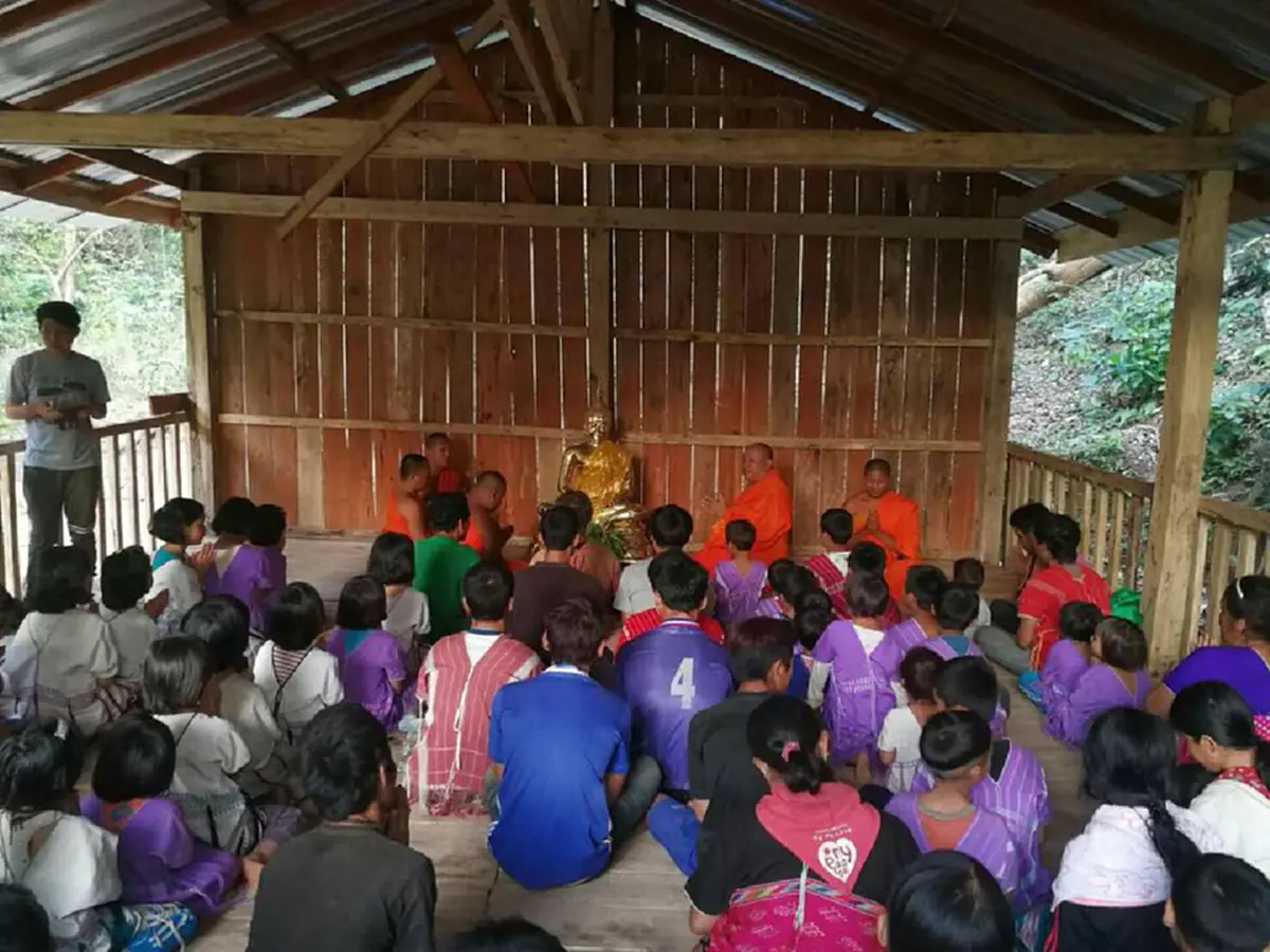 ศรัทธาในพระพุทธศาสนา!!  คณะพระสงฆ์ธรรมจาริก เดินทางขึ้นเขา นำ"พระพุทธรูป" มอบให้ชาวกะเหรี่ยง บ้าน"มอคี" (ชมคลิป)