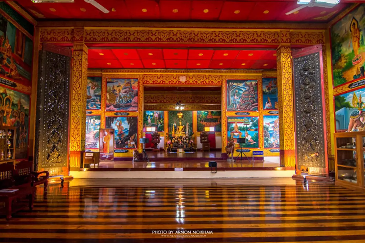 "บานประตูวัดพระฝาง" บานประตูไม้จำหลักปิดทองประดับกระจกโบราณสมัยอยุธยา ที่มีขนาดใหญ่และสวยงามที่สุดในจังหวัดอุตรดิตถ์ (ชมภาพ)