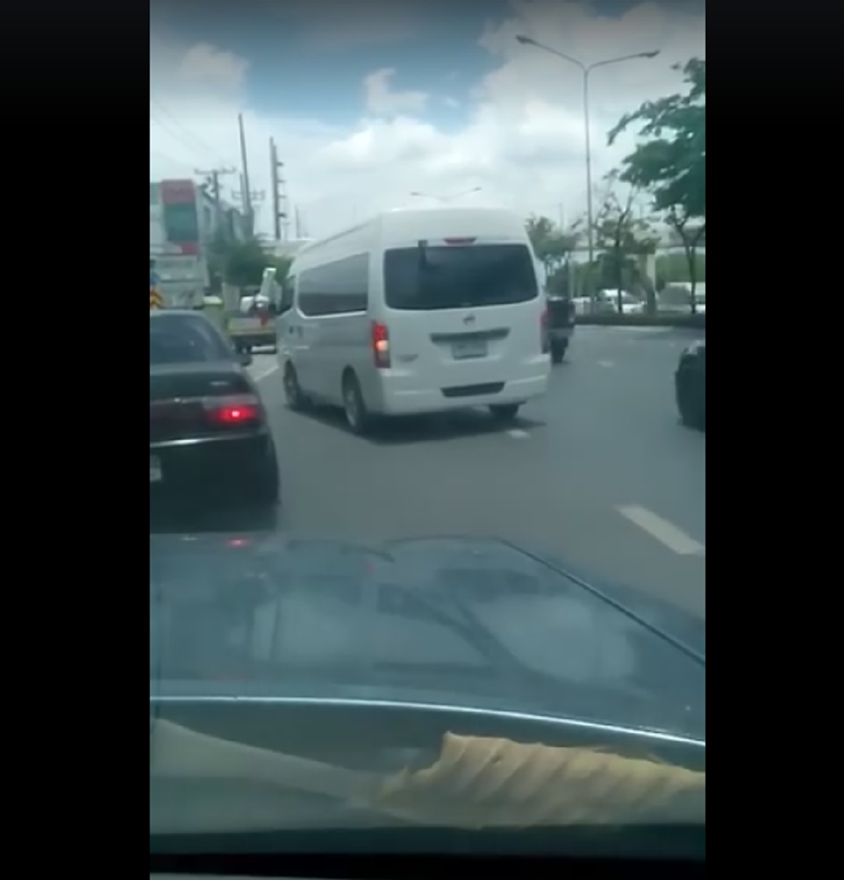 "เค้าต่อคิวยาวเบื้อย..ก็ชอบมาแทรกกัน" หนุ่มถ่ายคลิประบายอารมณ์จวกพวกรถนิสัยชอบแทรก สะท้อนสังคมไทย (เจอดี-มีคลิป)