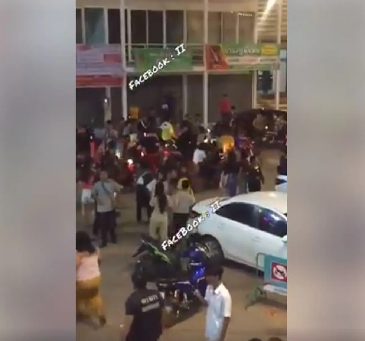 โดนรุมตรีนนับสิบ !? แก๊งค์โจ๋เบิ้ลมอไซค์ !! เถื่อนจัดยกพวกตีกัน งานคอนเสิร์ต ตะลุมบอน เละเป็นแถบๆ ห้ามกันชุลมุน (มีคลิป)