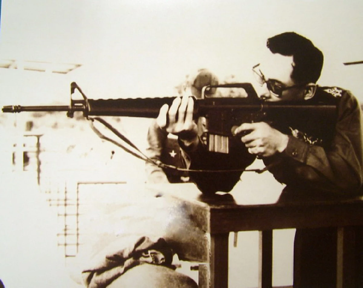 ธ ทรงเป็น จอมทัพไทย!! อีกหนึ่งพระปรีชาสามารถของ "ในหลวง ร.9 - สมเด็จพระราชินีฯ" ด้านทรงพระแสงปืน ที่คนรุ่นหลังไม่เคยได้เห็น (ภาพ)