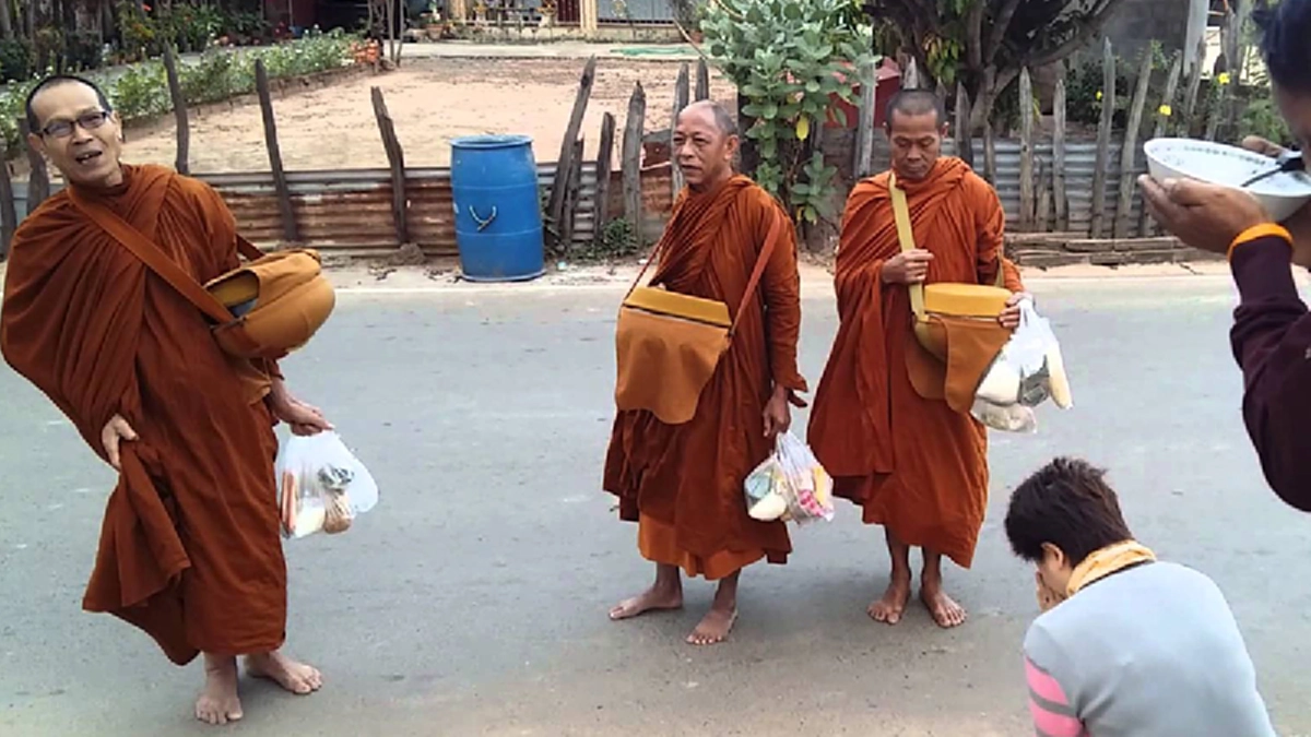 รู้กันยัง!... ทำไมพระวัดพระธรรมกายจึงห่มดอง? ”สิริอัญญา“ ไขข้อสงสัยไว้ให้ (เชิญอ่าน)