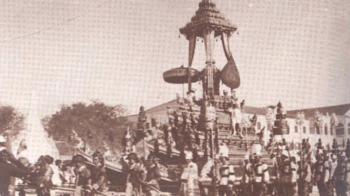 ธรรมเนียมประเพณีการโกนหัวไว้ทุกข์ และการแต่งกายสีขาวถวายแก่พระมหากษัตริย์แต่โบราณที่เปลี่ยนไปเพราะพระประสงค์ของ รัชกาลที่ ๕ และธรรมเนียมใหม่