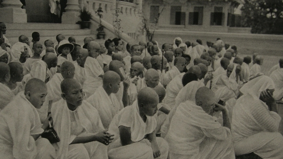 ธรรมเนียมประเพณีการโกนหัวไว้ทุกข์ และการแต่งกายสีขาวถวายแก่พระมหากษัตริย์แต่โบราณที่เปลี่ยนไปเพราะพระประสงค์ของ รัชกาลที่ ๕ และธรรมเนียมใหม่