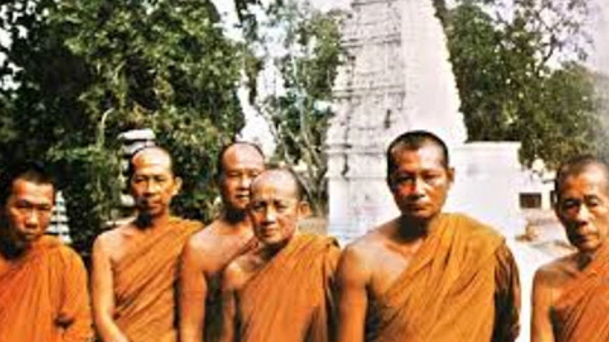 พระอาจารย์วัน!!! อริยสงฆ์พระป่าที่ได้ชื่อว่าอภิญญาสูงจนสามารถพาศิษย์เดินผ่านห่ากระสุนปืน ก็ไม่สามารถทำไรได้    ”รองผบ.สส.”สมัยนั้นยังนับถือ