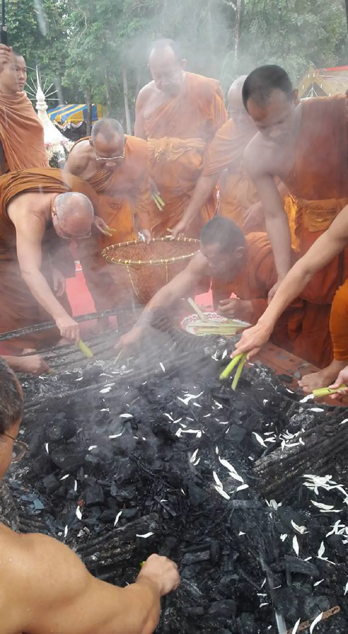 ด้วยแรงศรัทธา!! ชาวพุทธศาสนิกชนนับพันคน เข้าร่วมพิธีเก็บอัฐิ "หลวงปู่สนธิ์ เขมิโย" พระเถระ ๕ แผ่นดิน ท่ามกลางสายฝนโปยปรายไม่ขาดสาย (ชมคลิป)