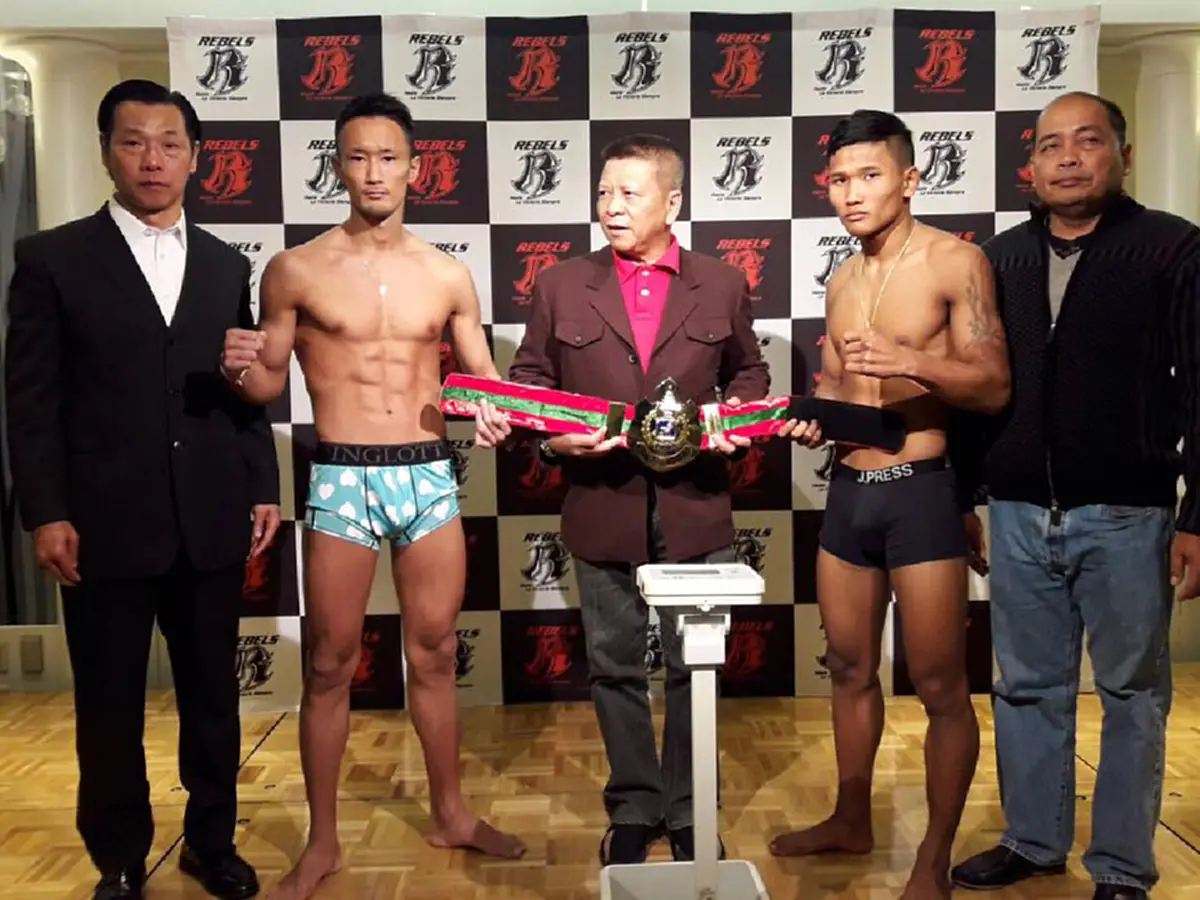 "ยำใหญ่ สุดโหด"..โยนผ้าขาว!! ช็อตเด็ด"กุหลาบดำ" ประเคนอาวุธ..จัดหนัก น็อค"มวยยุ่น"สะใจ!! คว้าเเชมป์กลับเมืองไทยยิ่งใหญ่(คลิปไฮไลต์การชก)