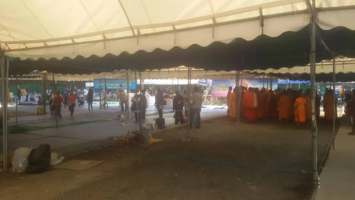 เคลียร์พื้นที่!!! บรรดาพระลูกวัด-ศิษย์ "ธรรมกาย" เร่งทำความสะอาดพื้นที่คลองหลวง (มีคลิป)