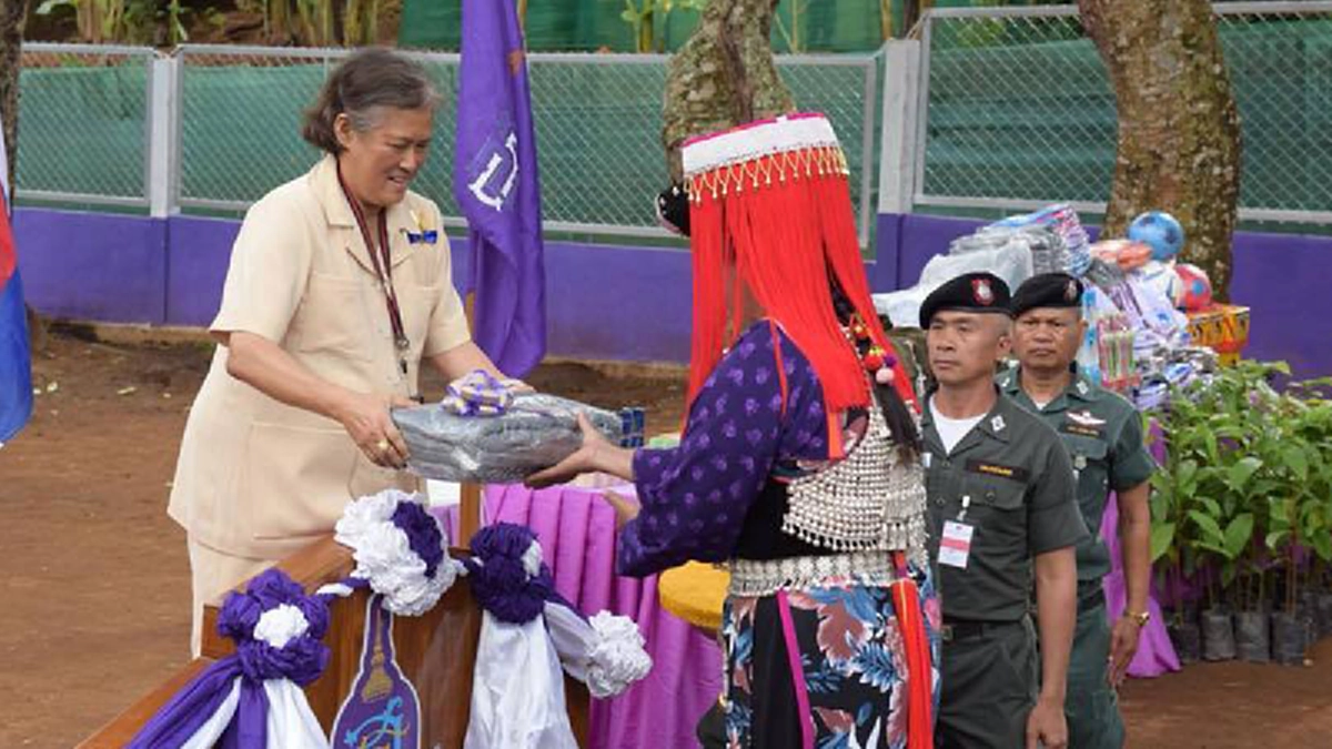 ทรงสืบสานพระราชปณิธานสมเด็จย่า!! ทรงติดตามการดำเนินงาน รร.ตชด.ที่สมเด็จย่าพระราชทานชื่อให้ ย้อนรอย...ความผูกพันระหว่าง สมเด็จย่า กับ ต.ช.ด.