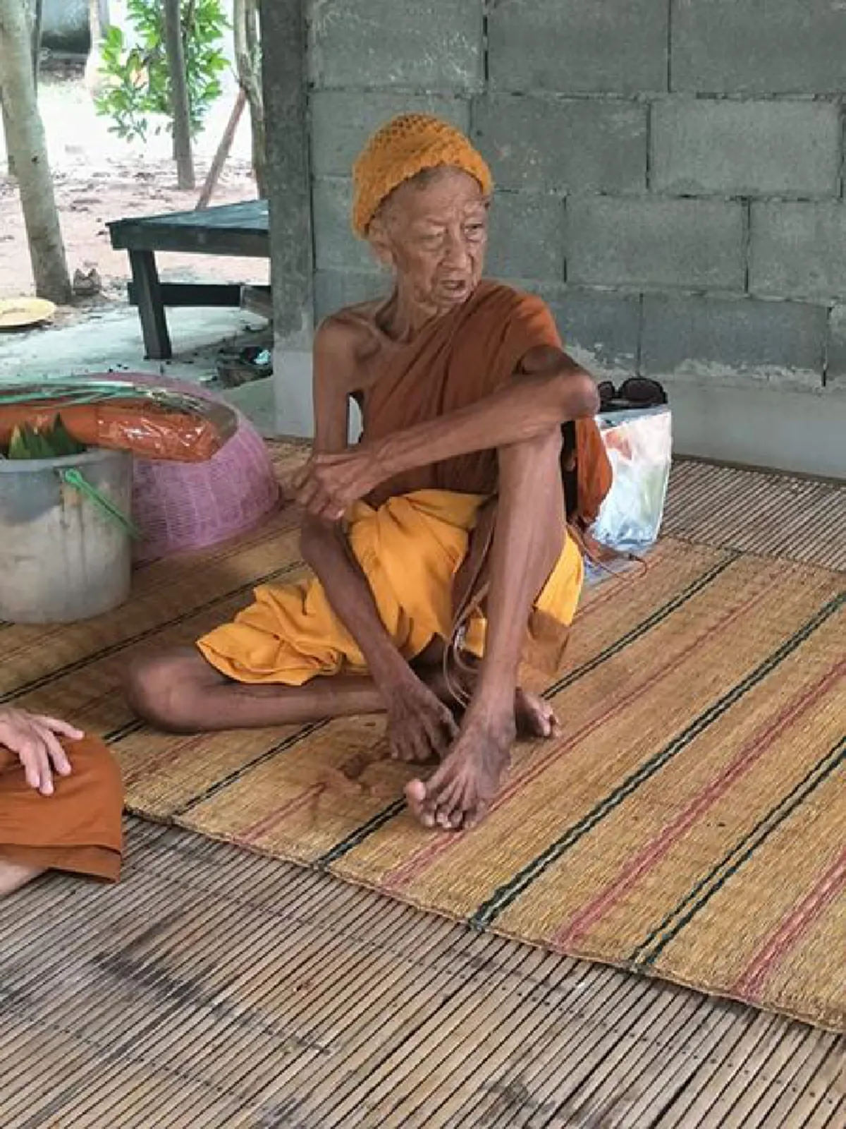 สุดสมถะ!! ย้อนชมจริยวัตร "หลวงปู่ข้าวแห้ง" ศิษย์หลวงปู่สรวง พระสงฆ์ผู้สมถะ ในกุฏิไม่มีทรัพย์สมบัติใดๆ ใช้ชีวิตเรียบง่าย สละแล้วซึ่งทุกสิ่ง!!