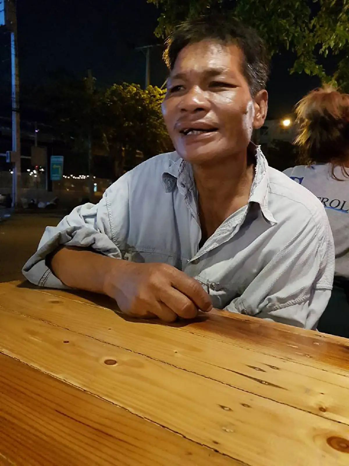 หนุ่มกำลังกินสเต็กเจอคุณลุงหิวโซเดินขอเงินซื้อข้าวประทังชีวิต เรียกมากินด้วยกลับเจอตอบกลับ "ผมไม่คู่ควรกับอาหารแบบนี้หรอกครับ"ทำเอาน้ำตาซึม