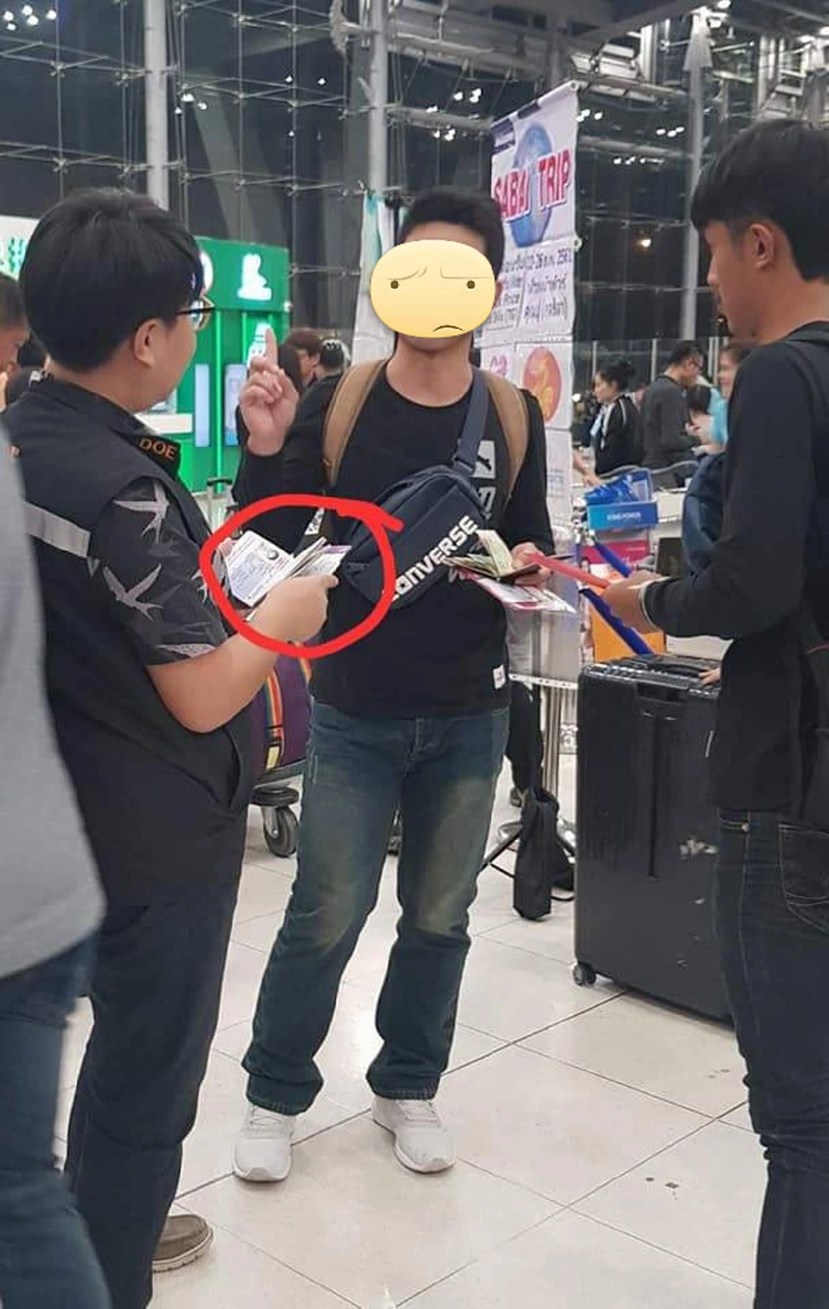 สกัดจับตั้งแต่ต้นทาง..!! แฉภาพ เจ้าหน้าที่ไทย เข้ม!! ยึดพาสปอร์ต คนเตรียมโดดทัวร์ไปขายแรงที่เกาหลี..!!??