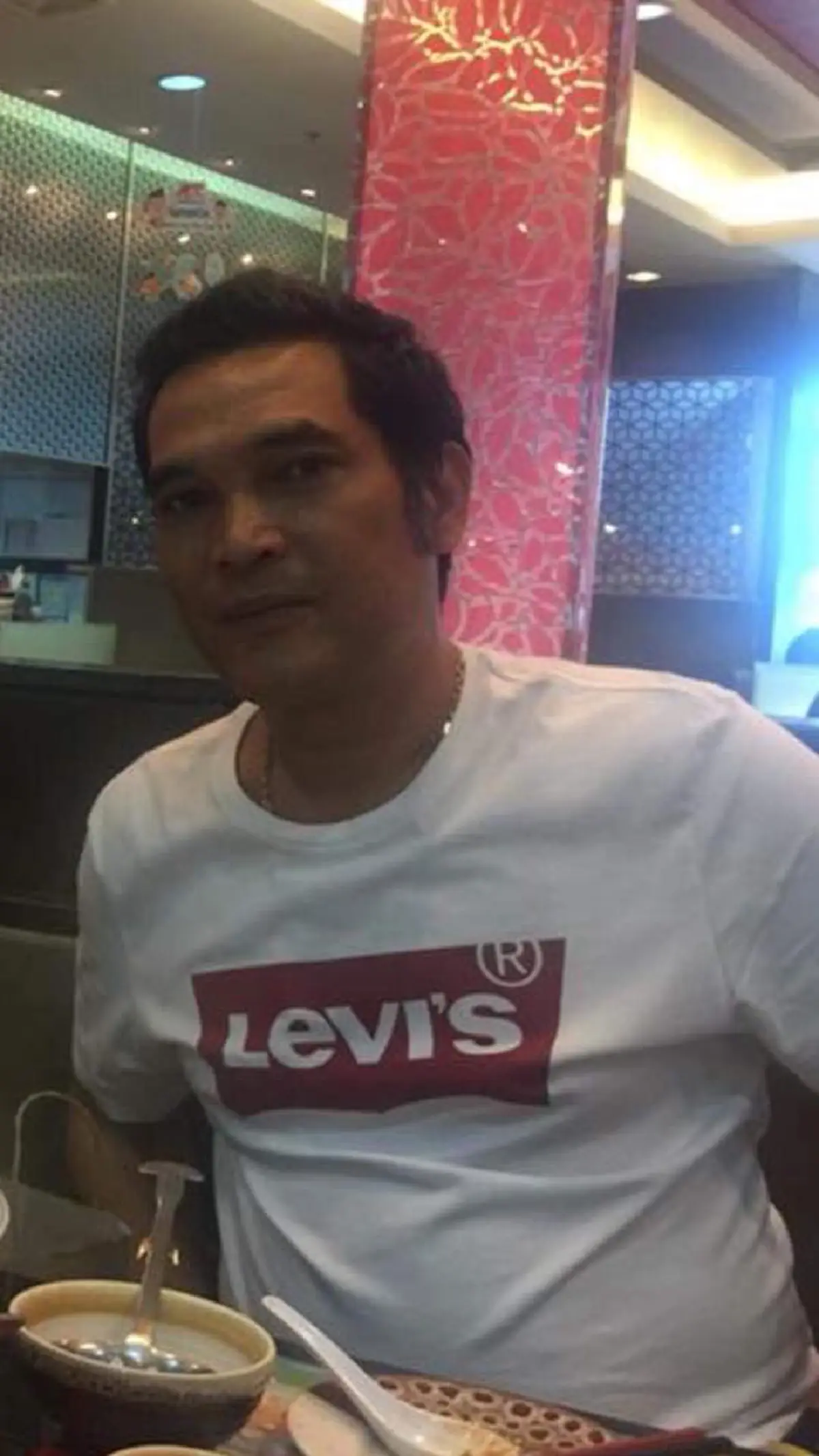 ดังเเน่ๆ งานนี้!! "ชายหนุ่ม"เบ่งใหญ่คับประเทศ..อ้างเป็น"ตร."ตรวจค้น"ปชช."หน้า"รพ.รามาฯ" !!ท่าทางพิรุธเเปลกๆ?! "ตร."จริงหรือปลอมกันเเน่(คลิป)