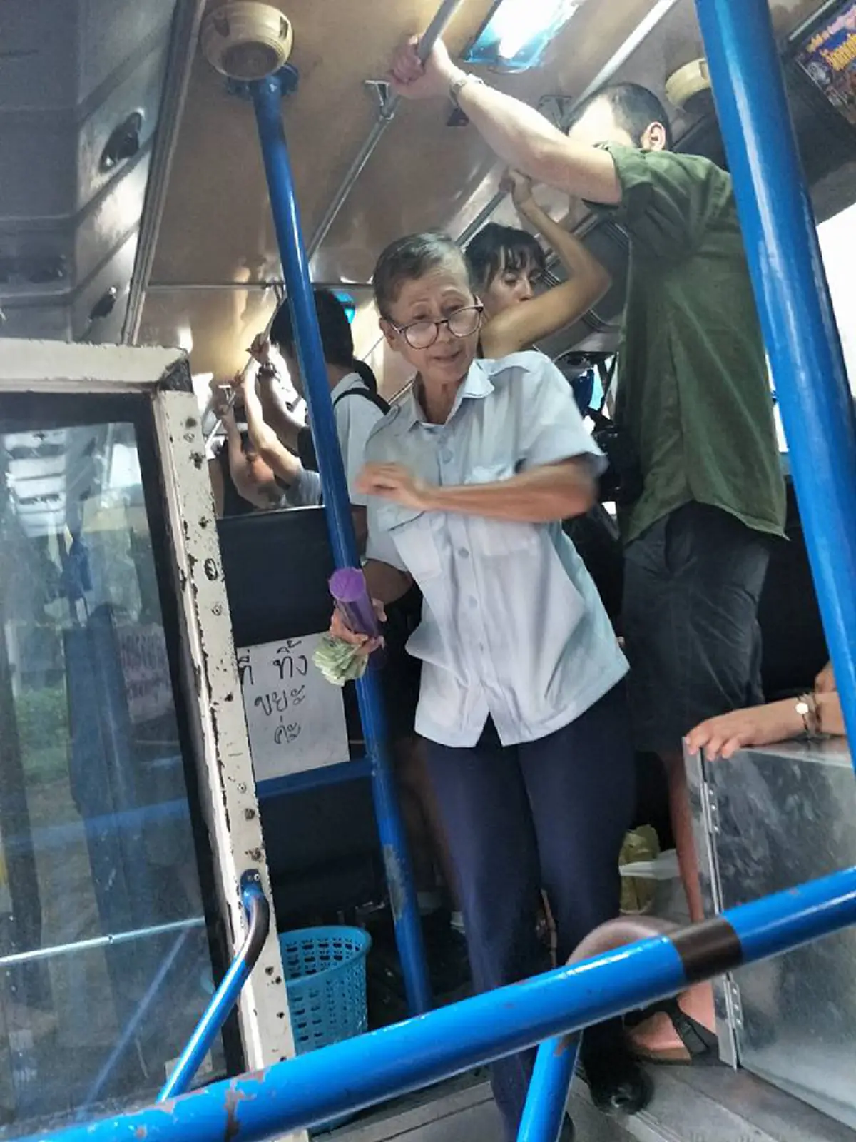 กระเป๋าสูงวัยยังแจ๋ว! คุณป้ากระเป๋ารถเมล์สาย 524 สปีคอิงลิชเรียกฝรั่งขึ้นรถ แถมพูดคล่องสุดๆ ชาวเน็ตแห่คอมเม้นต์ชื่นชม