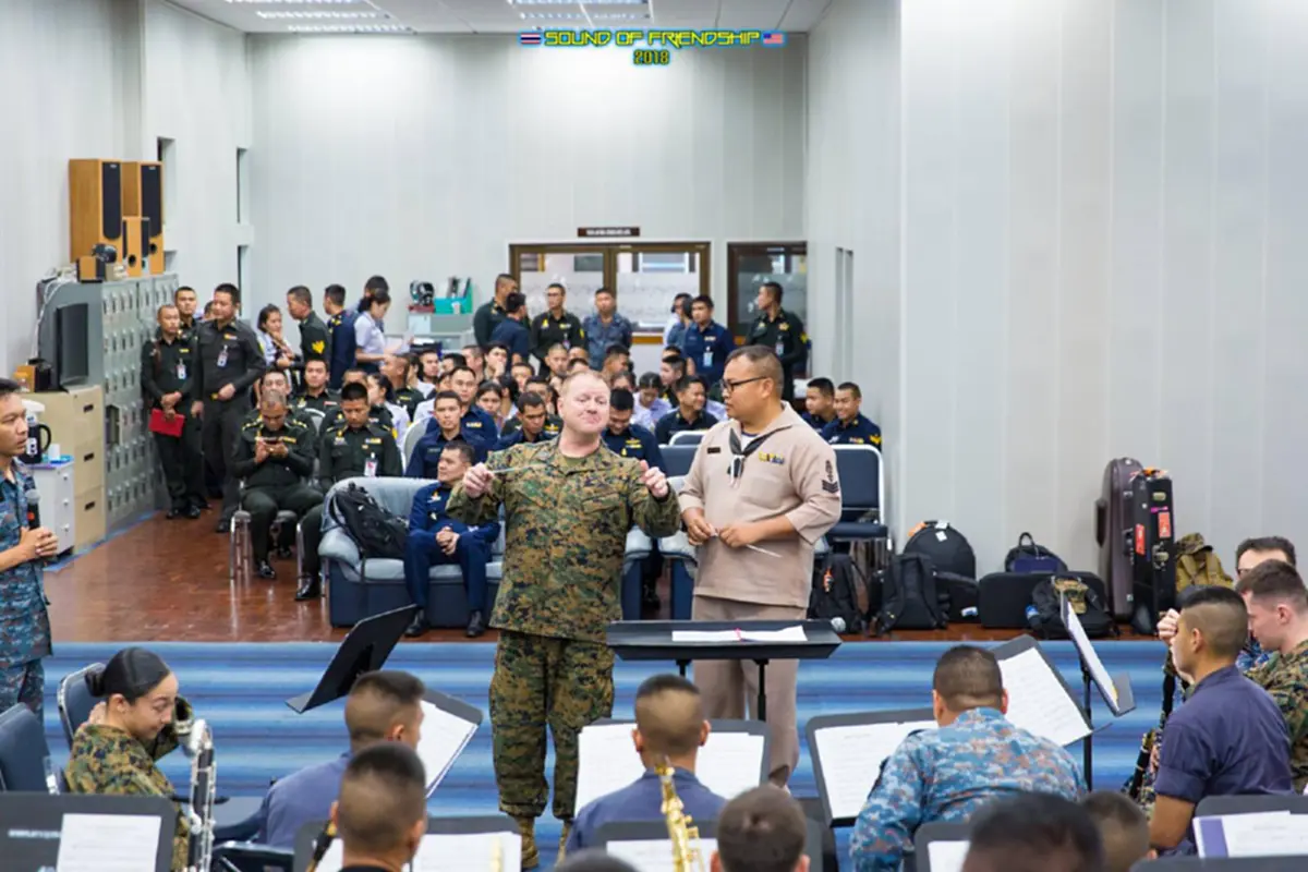 ไพเราะ...น่ารักๆ!!ไปฟัง"ทหารอากาศไทย"ผนึก"นาวิกฯมะกัน" ขับร้องบรรเลงเพลงฮิต"คุกกี้เสี่ยงทาย" ในวาระความสัมพันธ์"สหรัฐ","ไทย" ครบ200ปี (คลิป)