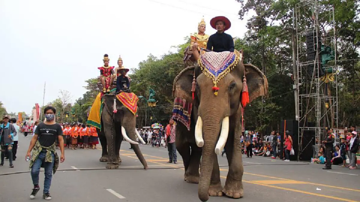 สุดงดงามและยิ่งใหญ่!! "แต้ว ณฐพร" นางเอกดังจากละคร "นาคี" รำบวงสรวงงานนมัสการพระบรมธาตุนาดูน ประจำปี 2561 ที่ อ.นาดูน จ.มหาสารคาม (คลิป)