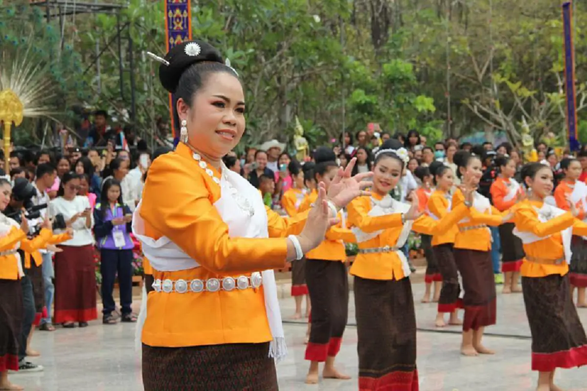 สุดงดงามและยิ่งใหญ่!! "แต้ว ณฐพร" นางเอกดังจากละคร "นาคี" รำบวงสรวงงานนมัสการพระบรมธาตุนาดูน ประจำปี 2561 ที่ อ.นาดูน จ.มหาสารคาม (คลิป)