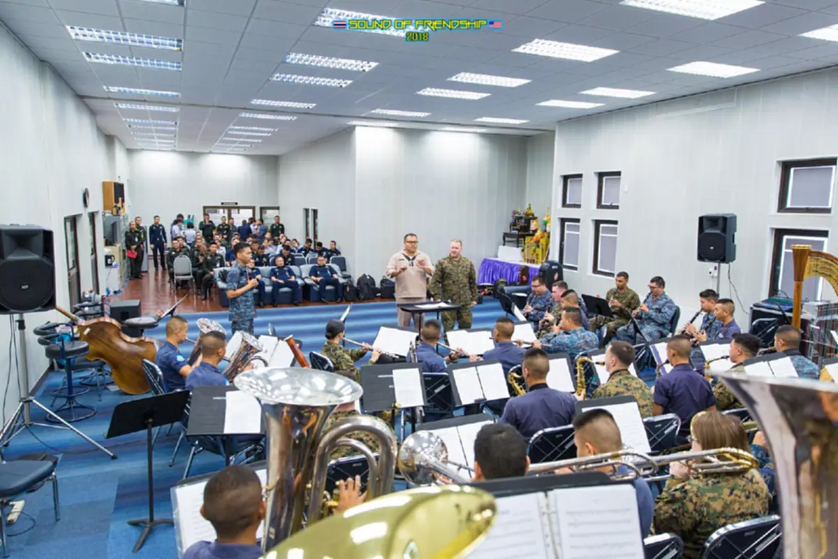 ไพเราะ...น่ารักๆ!!ไปฟัง"ทหารอากาศไทย"ผนึก"นาวิกฯมะกัน" ขับร้องบรรเลงเพลงฮิต"คุกกี้เสี่ยงทาย" ในวาระความสัมพันธ์"สหรัฐ","ไทย" ครบ200ปี (คลิป)