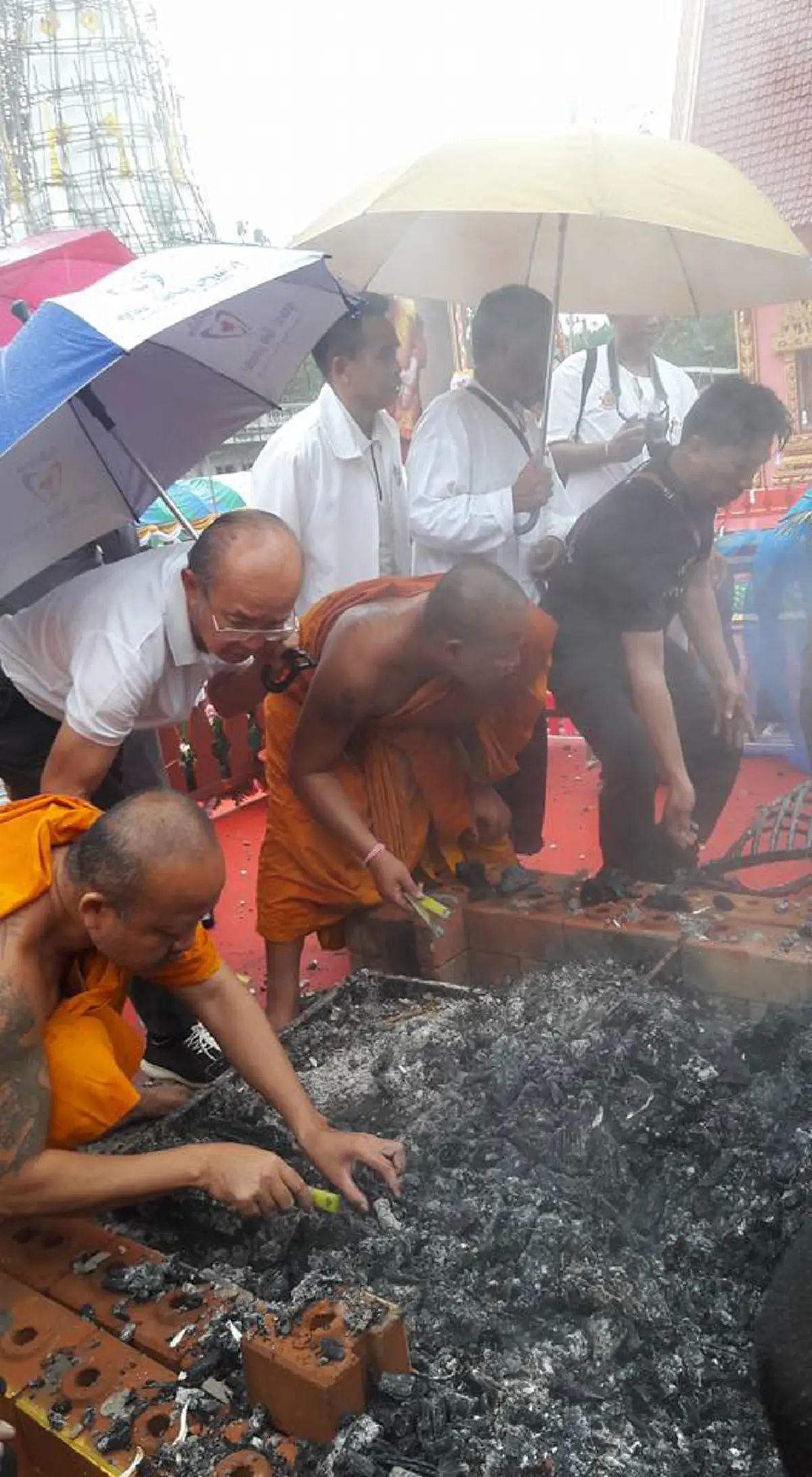 ด้วยแรงศรัทธา!! ชาวพุทธศาสนิกชนนับพันคน เข้าร่วมพิธีเก็บอัฐิ "หลวงปู่สนธิ์ เขมิโย" พระเถระ ๕ แผ่นดิน ท่ามกลางสายฝนโปยปรายไม่ขาดสาย (ชมคลิป)