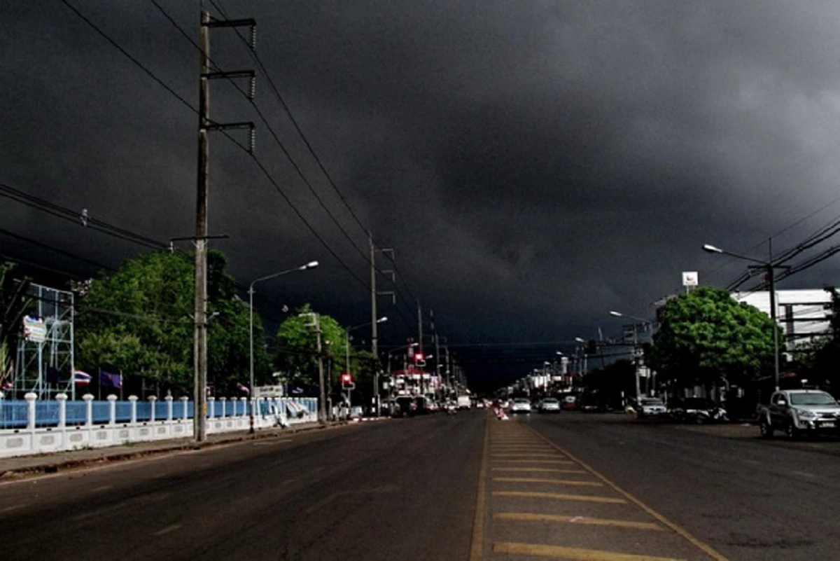 วันนี้ ระวังฝนตกหนัก !! “กรมอุตุฯ” เตือนให้ประชาชน 44 จังหวัดต่อไปนี้ ระวังอันตรายจากฝนตกหนัก ขณะทะเลอันดามันคลื่นลมกำลังแรง (รายละเอียด)