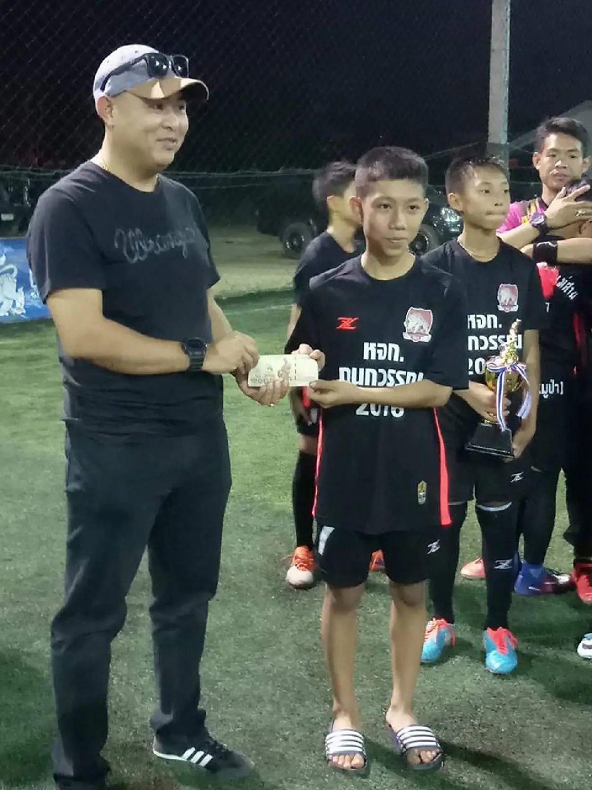 *ฮีโร่ตัวจริง!!! ส่องภาพชีวิต "โค้ชเอก" ผู้อยู่เบื้องหลังและเคียงข้าง "ทีมหมูป่า" ที่สละได้ทุกอย่าง เพื่อให้น้องรอด!!!