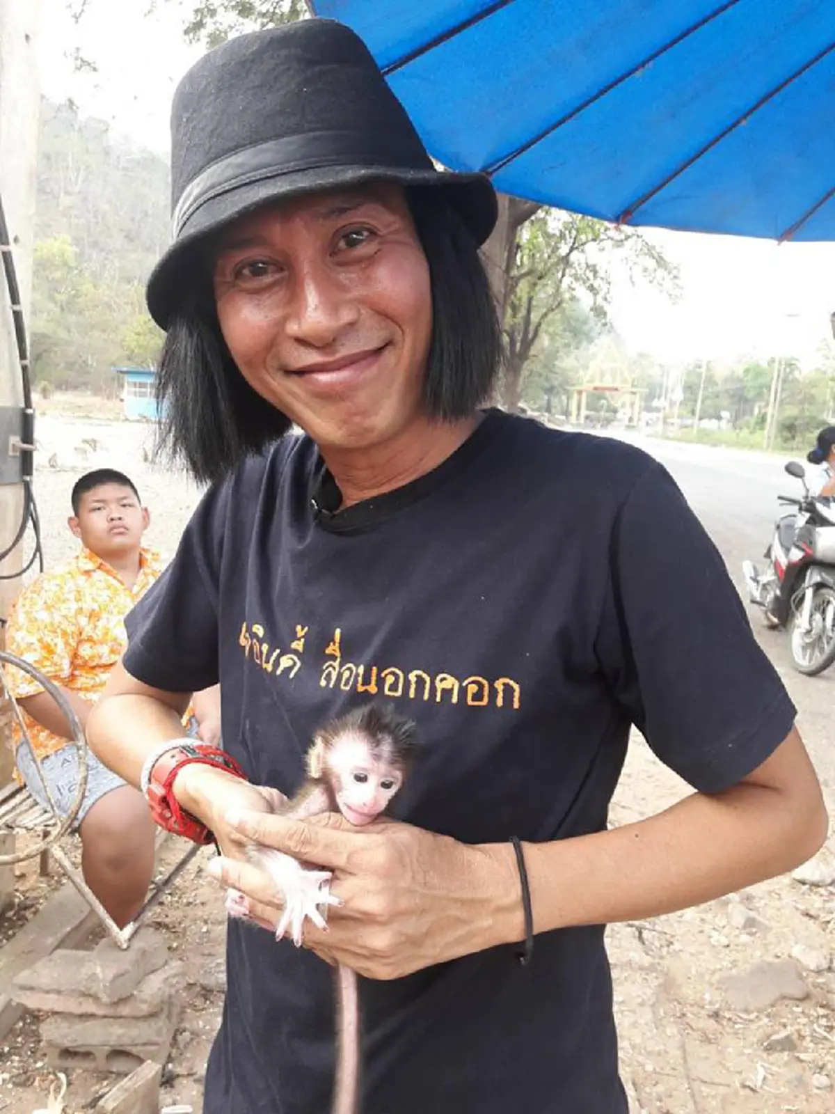 หนูชื่อบุญรอด! เปิดใจสาวใจเด็ดช่วยผ่าคลอดช่วยชีวิตลูกลิง เผย! ลูกลิงติดแจเพราะคิดว่าเป็นแม่ แม้ตอนนี้จะผูกผันแต่เมื่อถึงเวลาก็ต้องปล่อยเขาไป