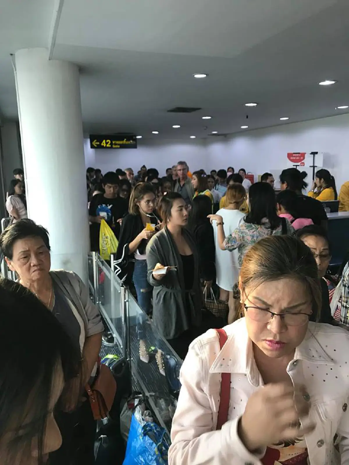 บ่นด่าก็เท่านั้น!!สายการบินดังงามไส้อีกแล้ว ผดส.โวยลั่นจากดอนเมืองไปอุดรฯใช้เวลาครึ่งวัน ดูสภาพแต่ละคนจะรู้ว่าเดือดแค่ไหน!??