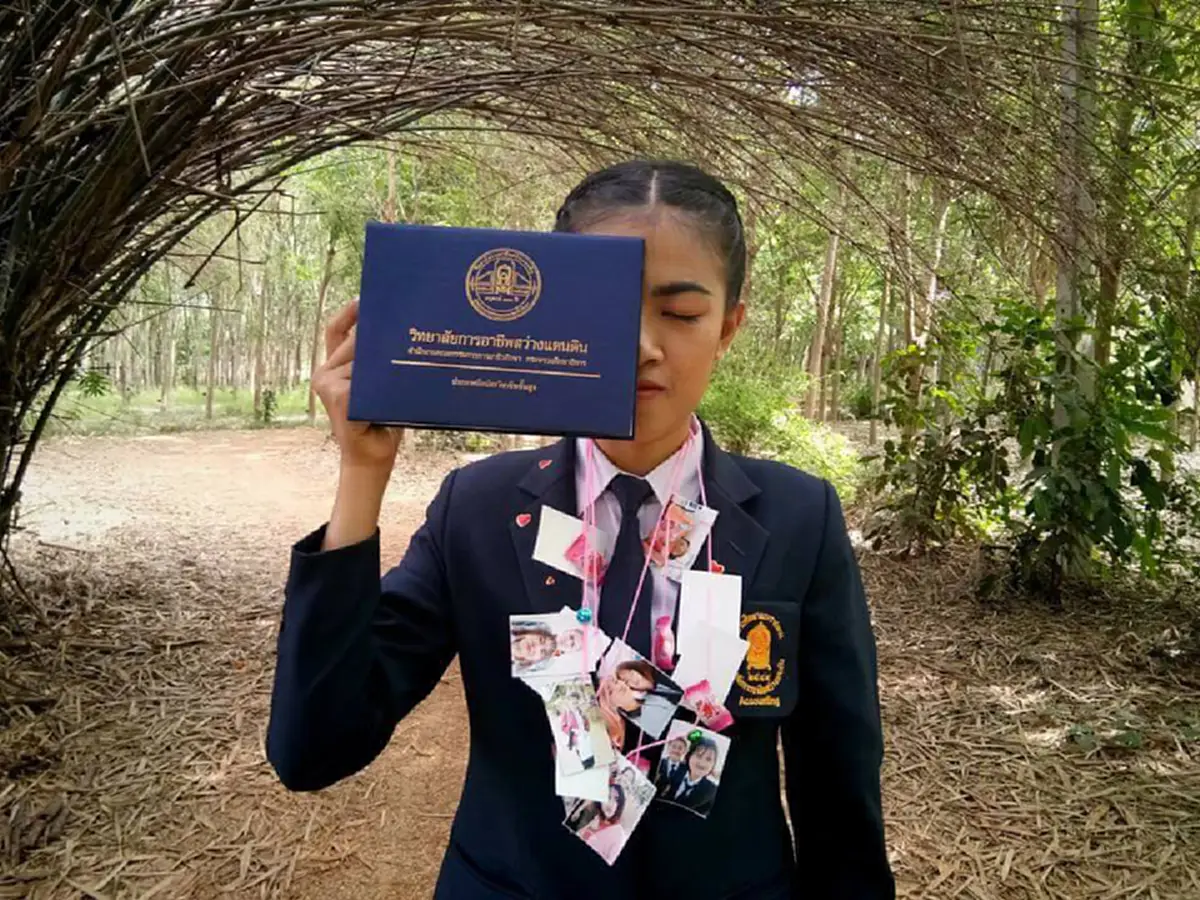 แค่นี้ก็ชื่นใจแล้ว!! สาวคว้าใบประกาศเรียนจบ ก้มกราบแม่กลางไร่อ้อย งานนี้มีน้ำตาซึม วันสำคัญของลูก..แต่แม่ไปบ่ได้อีหล่า!? (มีคลิป)