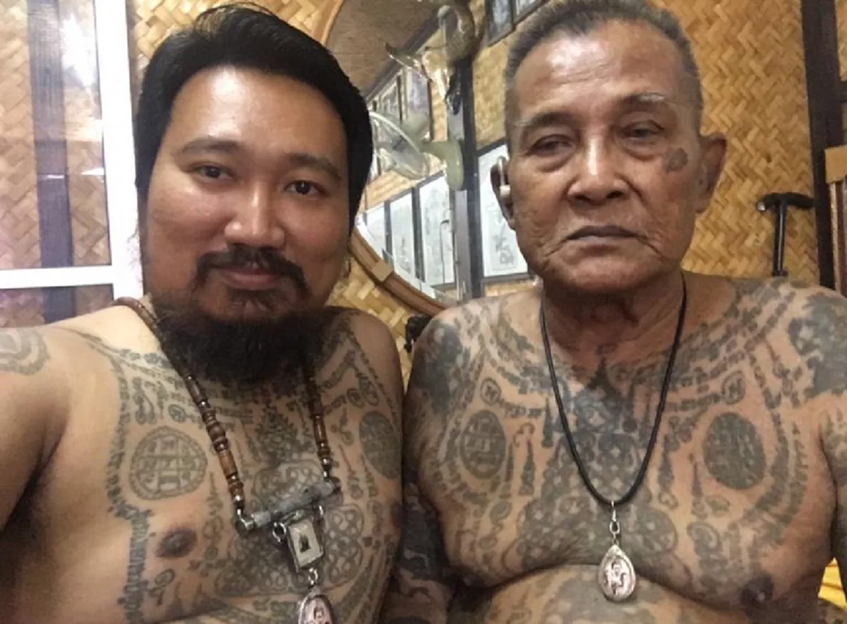 ตะลึงทั้งวงการสักลาย !! เกิดมาเพิ่งเคยเห็น..ตำนานที่ยังมีลมหายใจ ลายสักของ &quot;ปู่ปลั่ง&quot; อยู่ยงคงกระพัน ของดีเมืองสยาม !! (ชมคลิป)