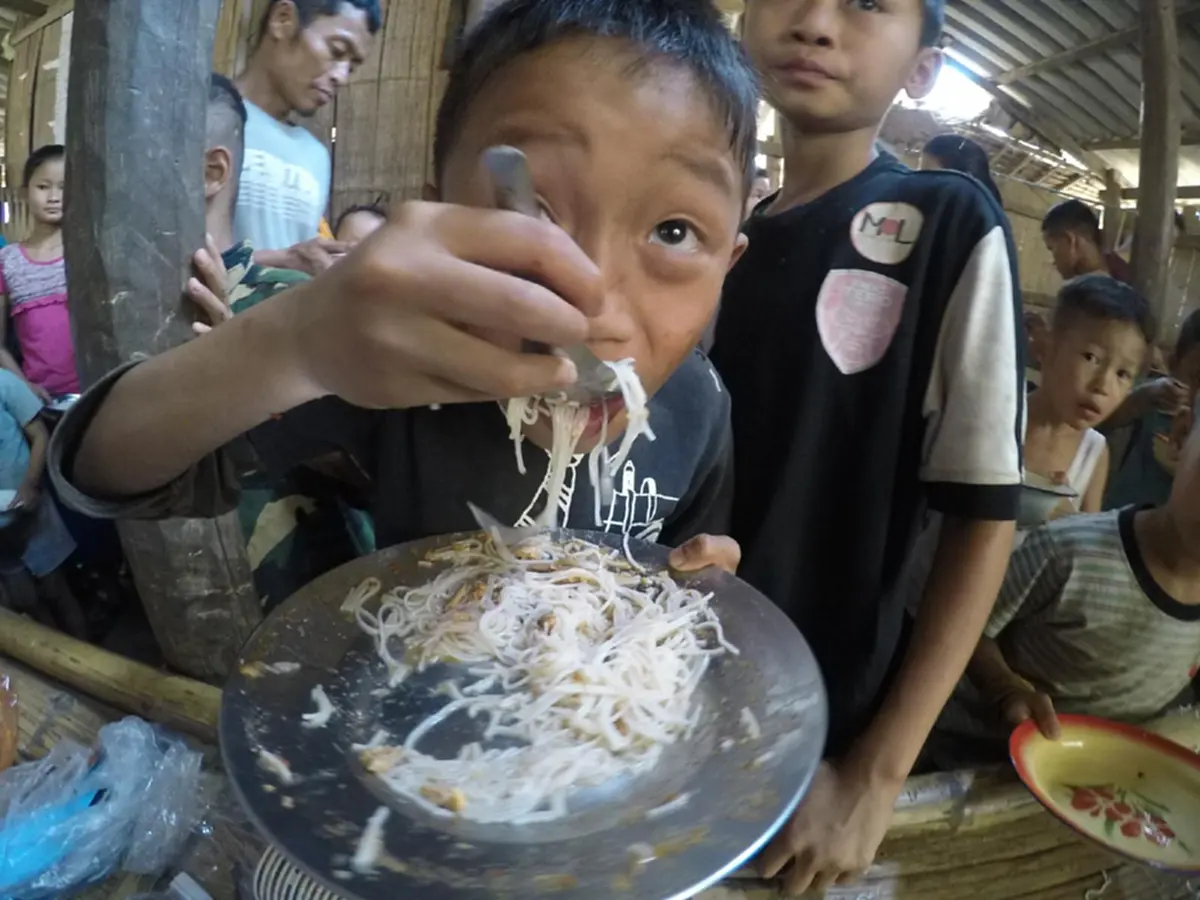 อย่ามองข้ามสิ่งเล็กๆที่เราทุกคน ช่วยกันได้ คือร่วมบริจาค จัดกิจกรรมเลี้ยงอาหารเด็กๆ ศูนย์อพยพบ้านอูเหว่อท่า (มีคลิป)