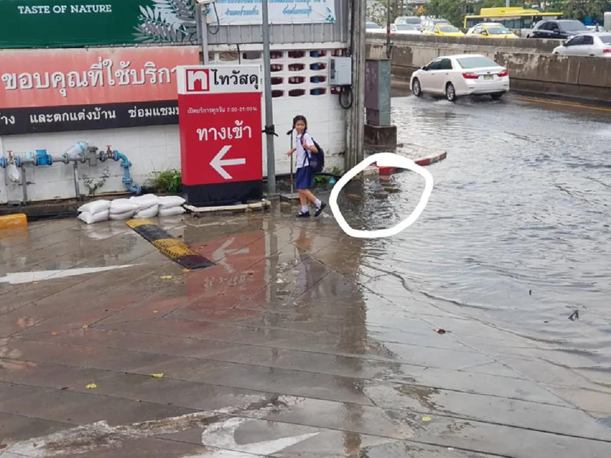 หนูทำแบบนั้นทำไม?! เด็กนักเรียนหญิง ขนหินมาปูทางเดินให้คนเดินข้ามน้ำ พอฟังคำตอบว่าทำทำไม ถึงกับอึ้ง!!! เป็นเด็กที่จิตใจดีมาก!!!