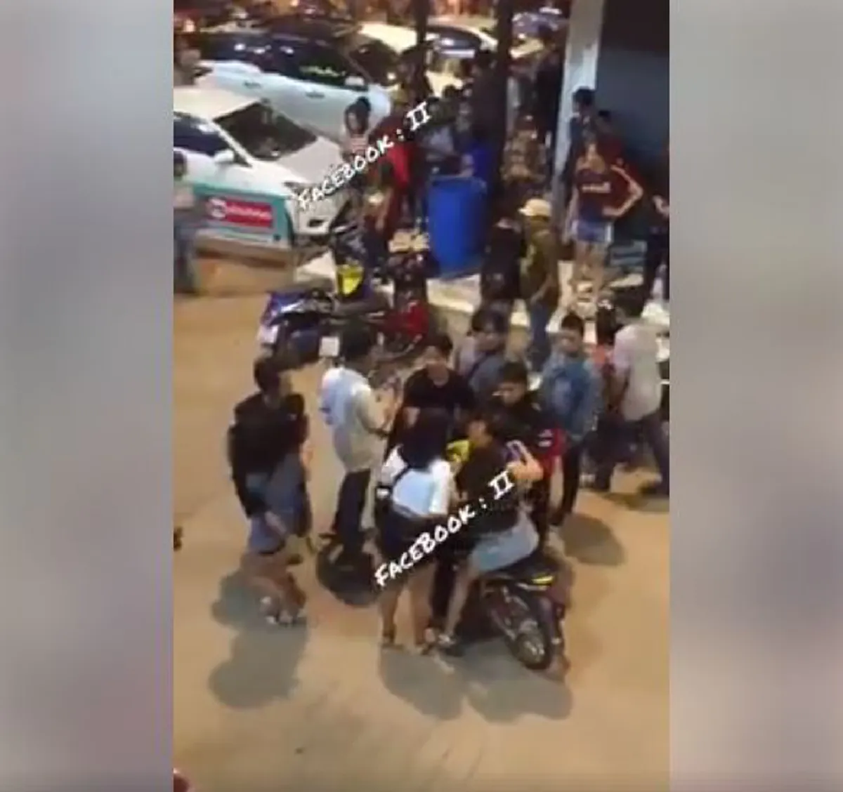 โดนรุมตรีนนับสิบ !? แก๊งค์โจ๋เบิ้ลมอไซค์ !! เถื่อนจัดยกพวกตีกัน งานคอนเสิร์ต ตะลุมบอน เละเป็นแถบๆ ห้ามกันชุลมุน (มีคลิป)