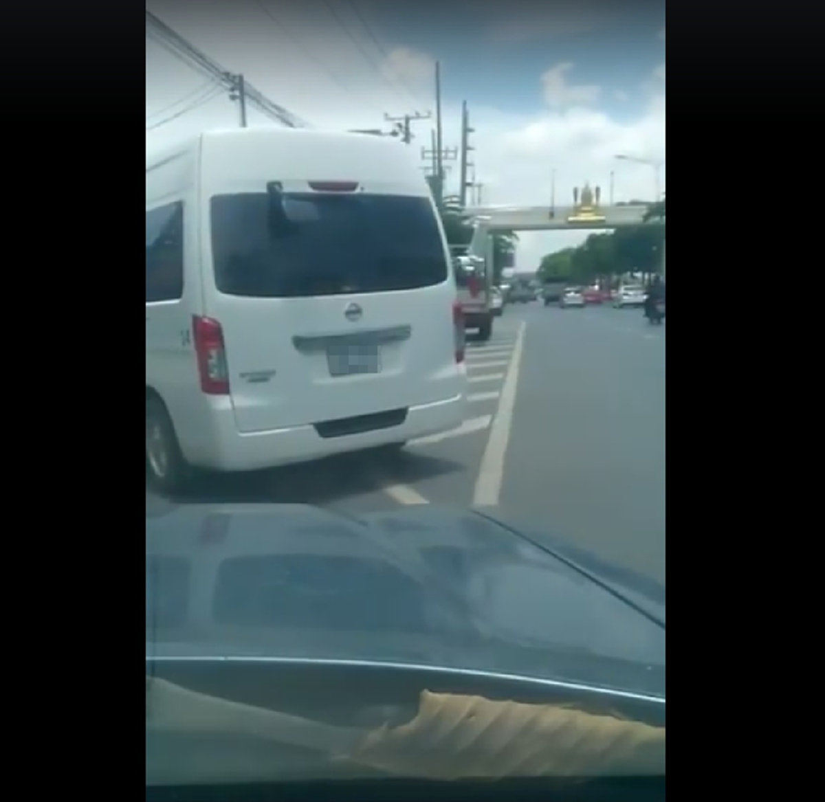 "เค้าต่อคิวยาวเบื้อย..ก็ชอบมาแทรกกัน" หนุ่มถ่ายคลิประบายอารมณ์จวกพวกรถนิสัยชอบแทรก สะท้อนสังคมไทย (เจอดี-มีคลิป)