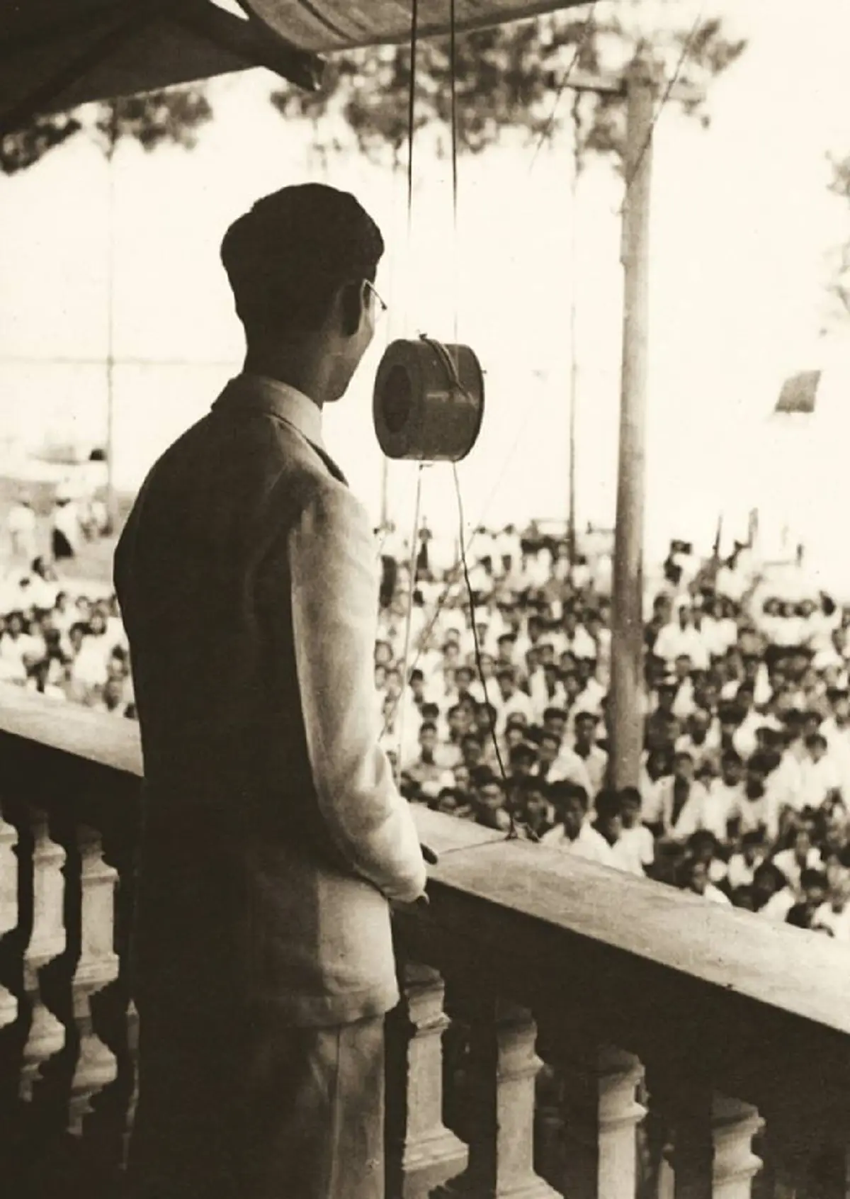 แชร์เก็บไว้ในความทรงจำ ภาพพระบรมฉายาลักษณ์ของ "ในหลวงรัชกาลที่๙" ที่หาดูได้ยาก (ภาพชุด)