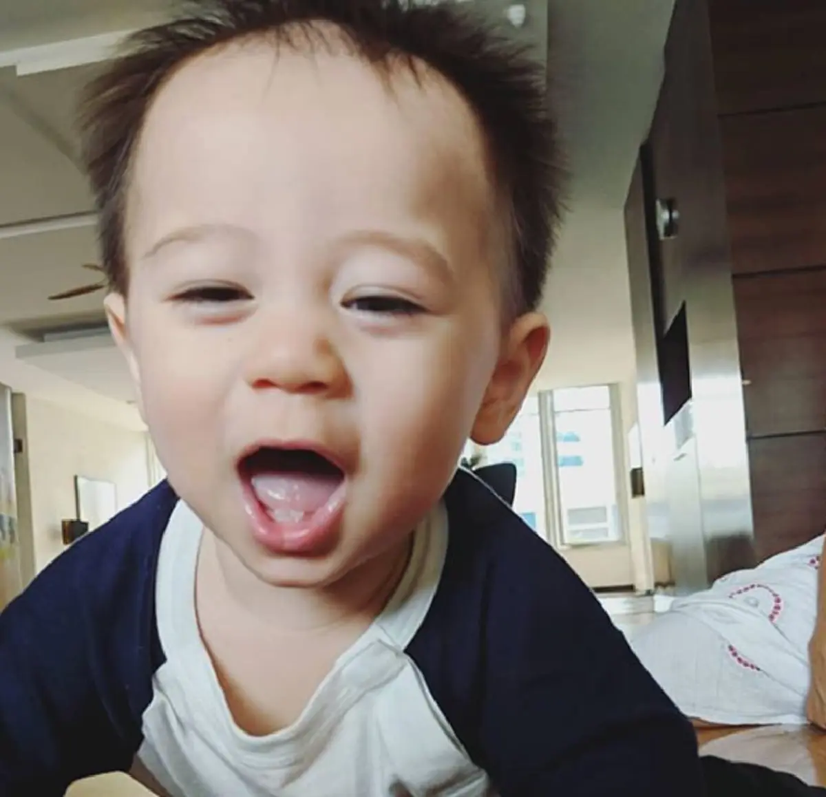 น่าเอ็นดูจริงพ่อคุณ "น้องสายฟ้า" นอนชิวบนรถ สองมือถือขนมปังเคี้ยวตุ้ยๆ ก็ผมหิวนี่ครับ