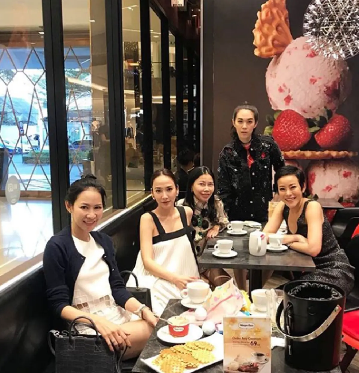 แม่มาแล้ว!! "อั้ม" เคลื่อนไหวครั้งแรก หลังถูก "ลีน่า จัง" ด่า..เป็นซุปตาร์ไร้ผัว งานนี้จัดเต็มถึงใจ แคปชั่นใสๆ แต่ตีความหมายได้เจ็บมาก!?