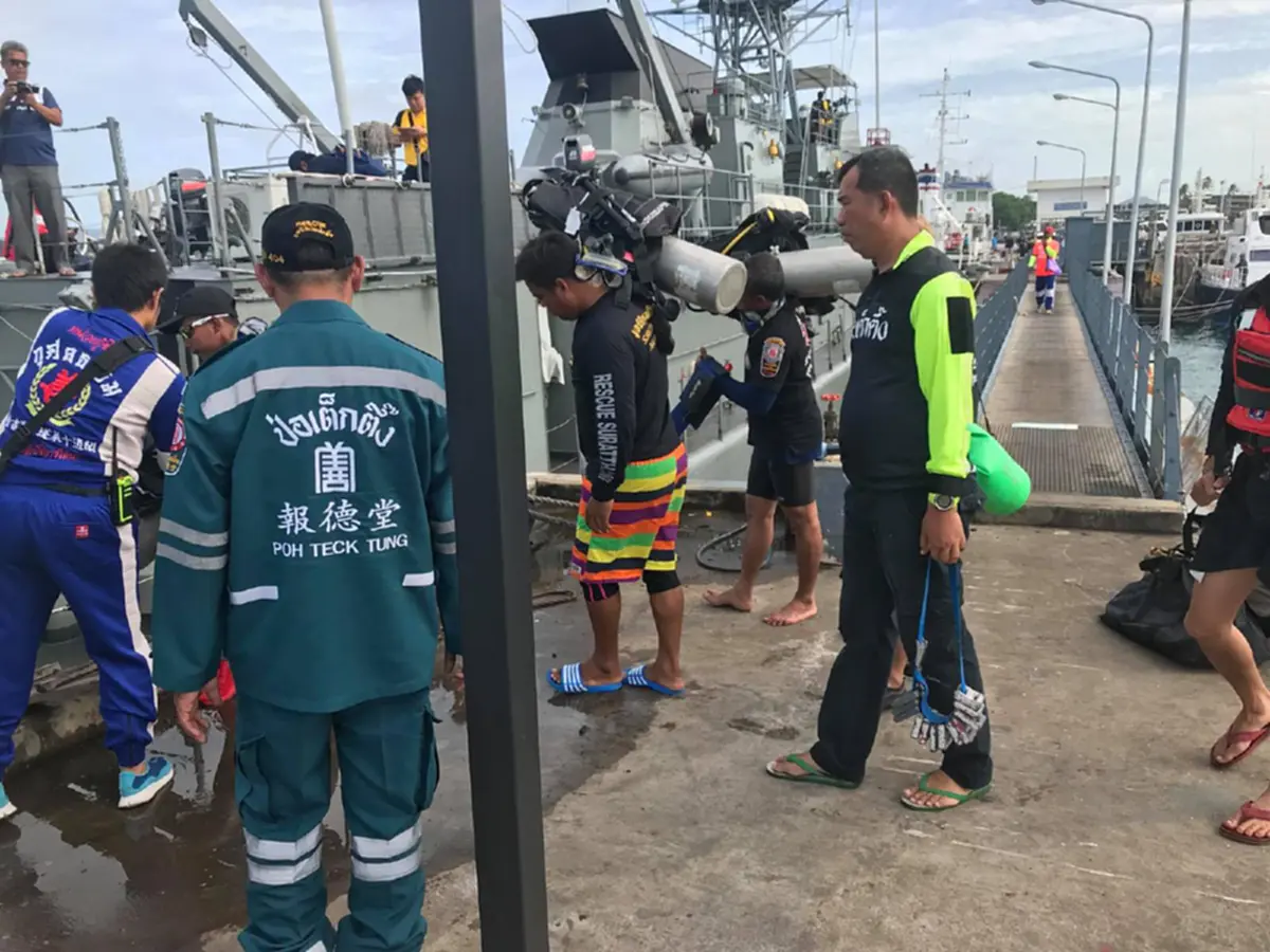 เรือหลวงล่องลมค้นหา !! กองทัพค้นหา "นนท.กว่าครึ่งร้อย" สูญหายภูเก็ต พร้อมนักประดาน้ำจากกู้ภัย