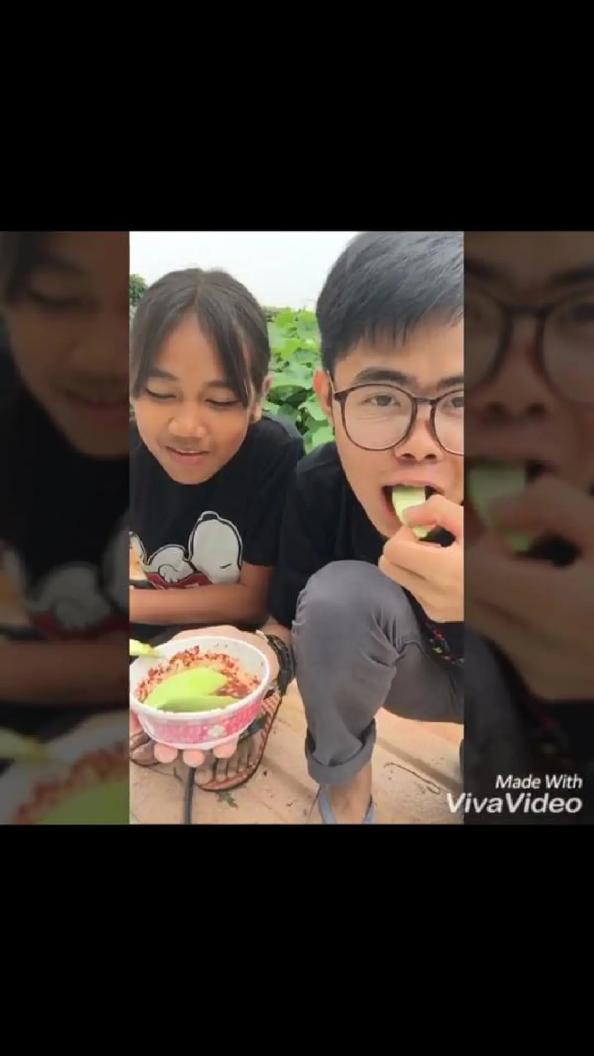 เล่นงี้จริงดิ!! โซเชียลเม้นต์กระหน่ำ หนุ่มปีนต้นมะม่วงข้างบ้าน เจ้าของติดป้ายห้ามเด็ด แต่ใช้วิธีอื่น..เอามานั่งกินสบายใจ  งานนี้อาจฮาไม่ออก