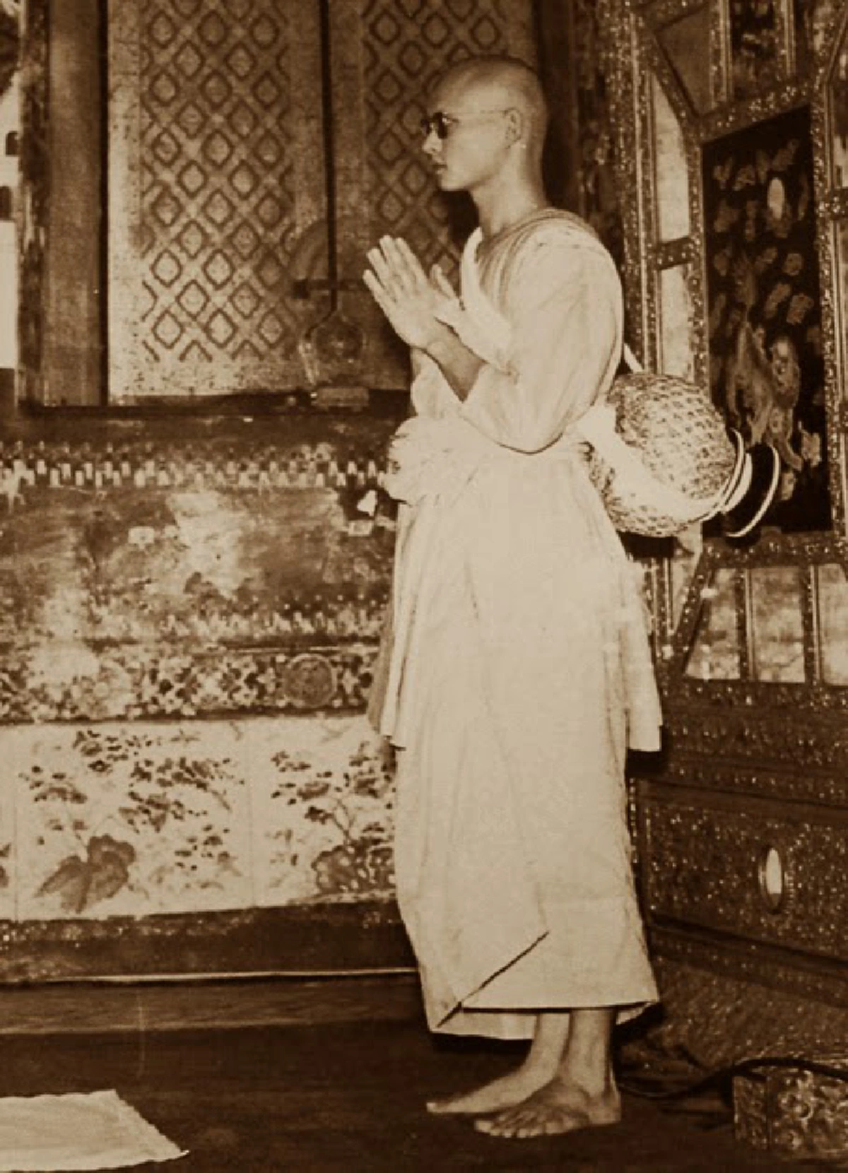 พระผู้เป็นมงคลแห่งแผ่นดิน!! ๒๒ ตุลาคม "ในหลวงรัชกาลที่ ๙" เข้าพระราชพิธีทรงผนวชในพระบวรพุทธศาสนาตามโบราณราชประเพณี #วันนี้ในอดีต (คลิป) !!