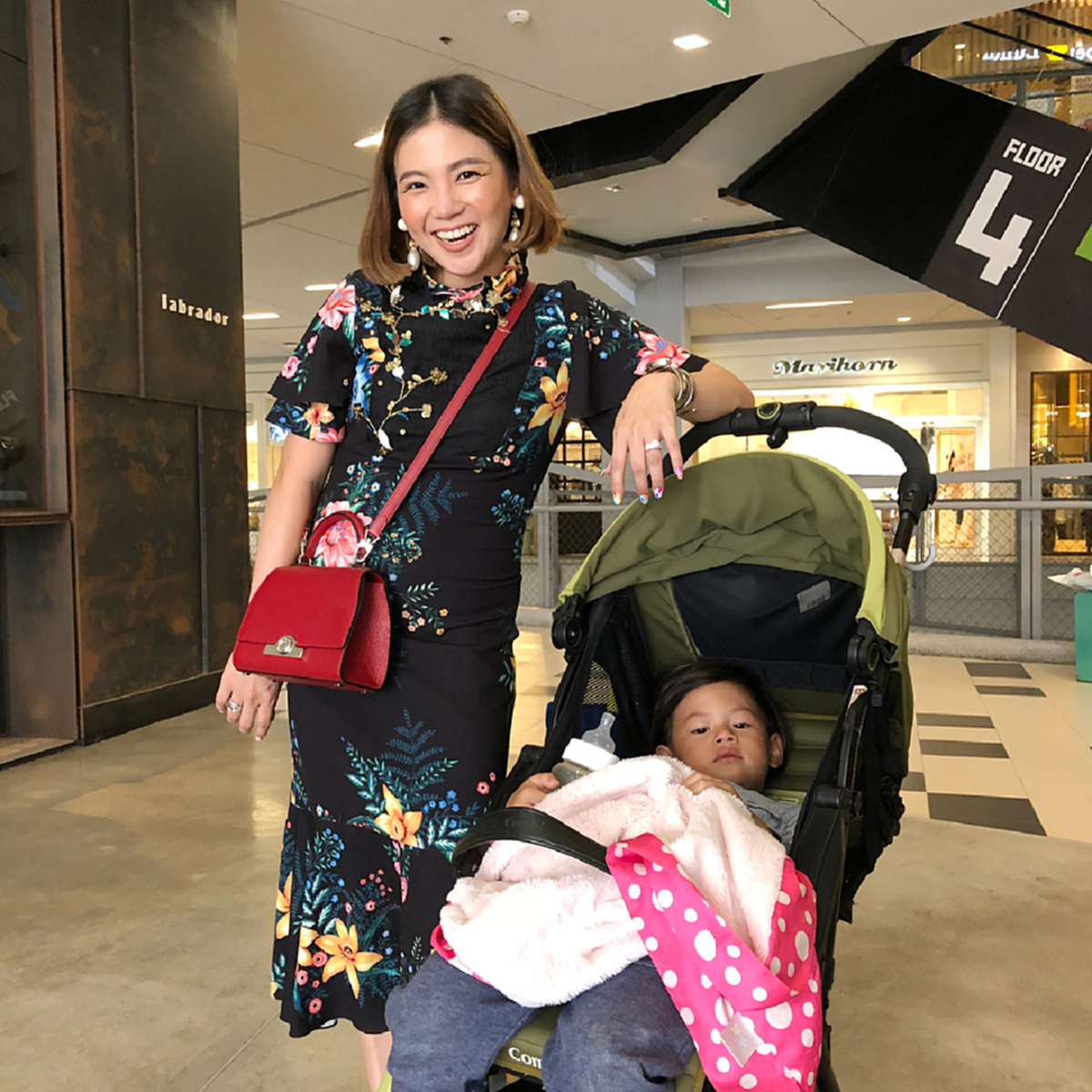 จะไม่ขอทน!!! "ฮารุ สุขประกอบ" หอบลูก 3 คน นั่งรอแท๊กซี่ริมถนน ปรี๊ดหนักเรียก 8 คันไม่ไปซักคัน ลั่นแล้วจะไม่ให้ใช้อูเบอร์ได้ยังไง?