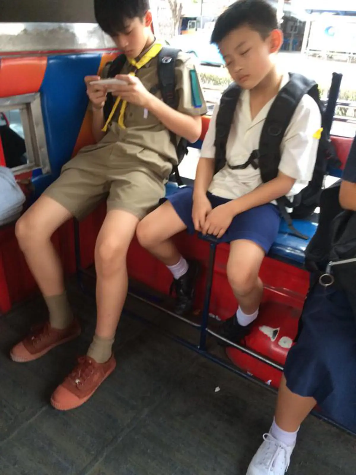แห่แชร์สนั่นโซเชียล ! สองพี่น้องนั่งรถสองแถวกลับบ้าน ก่อนคนน้องเผลอหลับ และนี่คือสิ่งที่คนเป็นพี่ชายทำ..!! ทำผู้โดยสารอมยิ้มไม่หุบ (ภาพ)