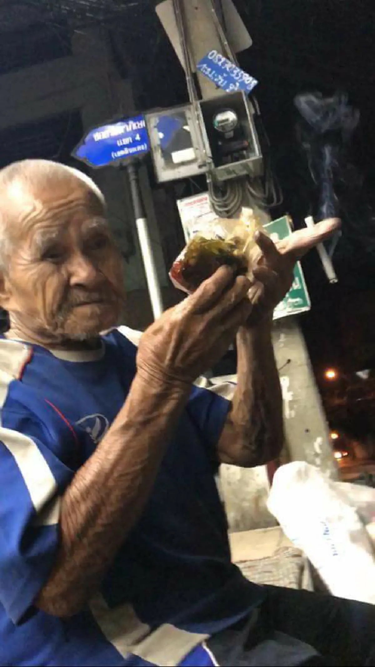 เรื่องราวชีวิตสุดน่าสงสาร!! เผยเเง่มุมชีวิตประจำวัน "คุณตาจรูญ"ขี่ซาเล้ง?!! เหนื่อยไม่มีเเรงปั่น"ซาเล้ง"..ค่ำไหนนอนนั่น!!  (คลิป,รายละเอียด)