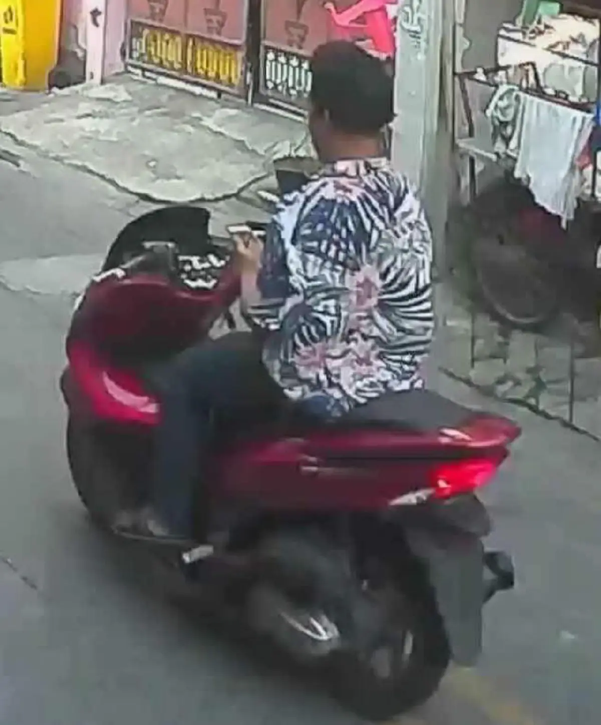 กูไม่มีคำจะด่ามึงจริงๆ พี่โล้นเดือด..!! ไอ้เด็กนรกPCX ทำร้ายตาเก็บของเก่า ลั่น!! กูท้ามึงมาเตะกับกูคนละทีไหม??!! (ชมคลิป)