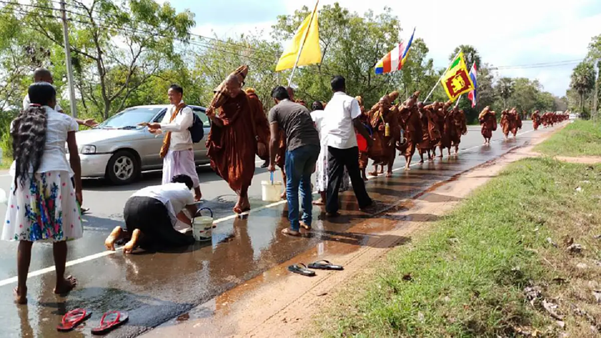 อนุโมทนาบุญ...สาธุๆ!! "ชาวบ้าน" แห่ราดน้ำบนถนน บรรเทาความร้อนให้ "คณะสงฆ์" ขณะธุดงค์ !?? (มีคลิป)