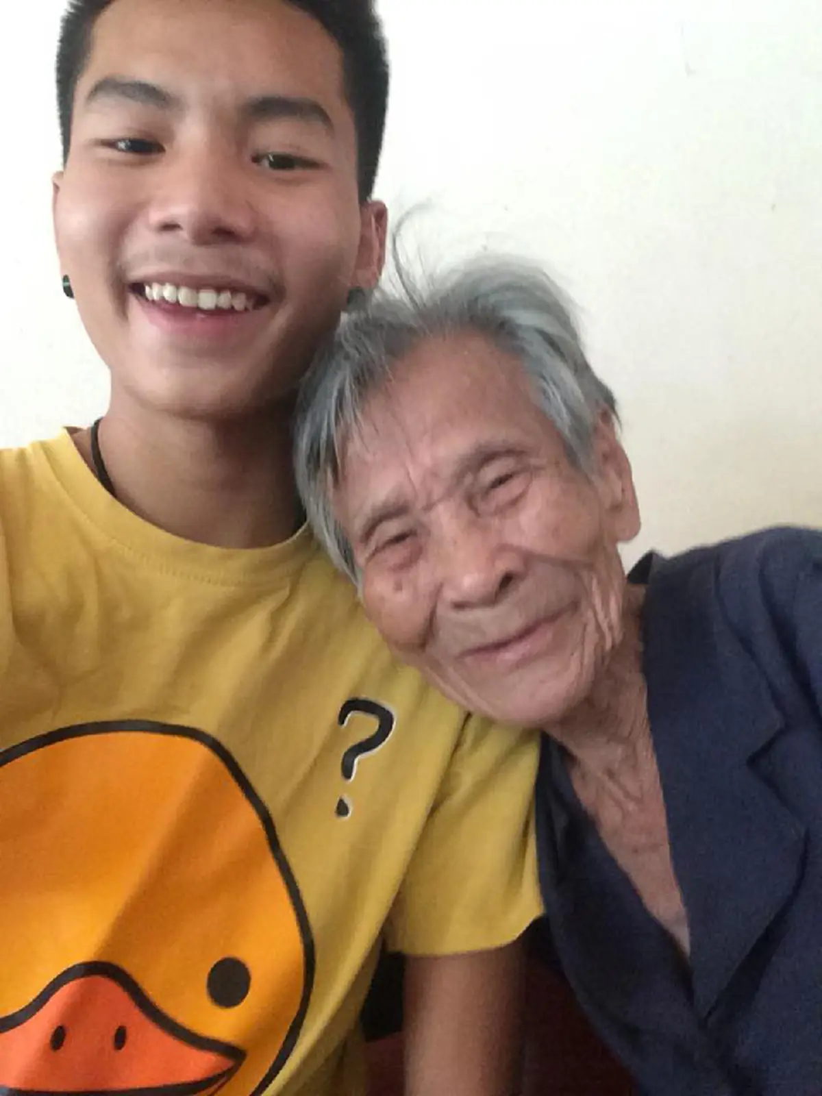 คนดูเป็นล้าน!!! เมื่อ "หลานชาย" อัดคลิปคู่ "คุณยาย" แต่คุณยายกับหลุดปากถามหลาน นี่ใครหน้าเหมือนแม่ ทำเอาชาวเน็ตถึงกับอมยิ้มตาม (ชมคลิป)