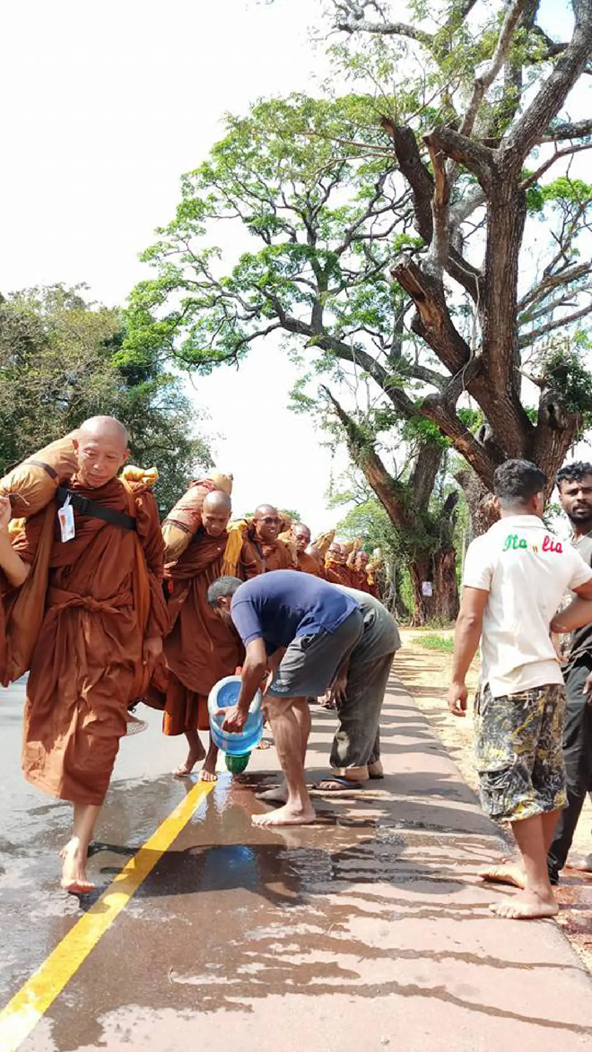 อนุโมทนาบุญ...สาธุๆ!! "ชาวบ้าน" แห่ราดน้ำบนถนน บรรเทาความร้อนให้ "คณะสงฆ์" ขณะธุดงค์ !?? (มีคลิป)